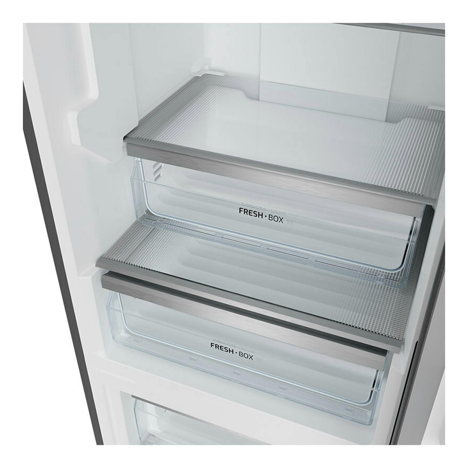 Interior del frigorífico Teka RBF44630 Inox, vista frontal inclinada, con cajones transparentes Fresh Box.