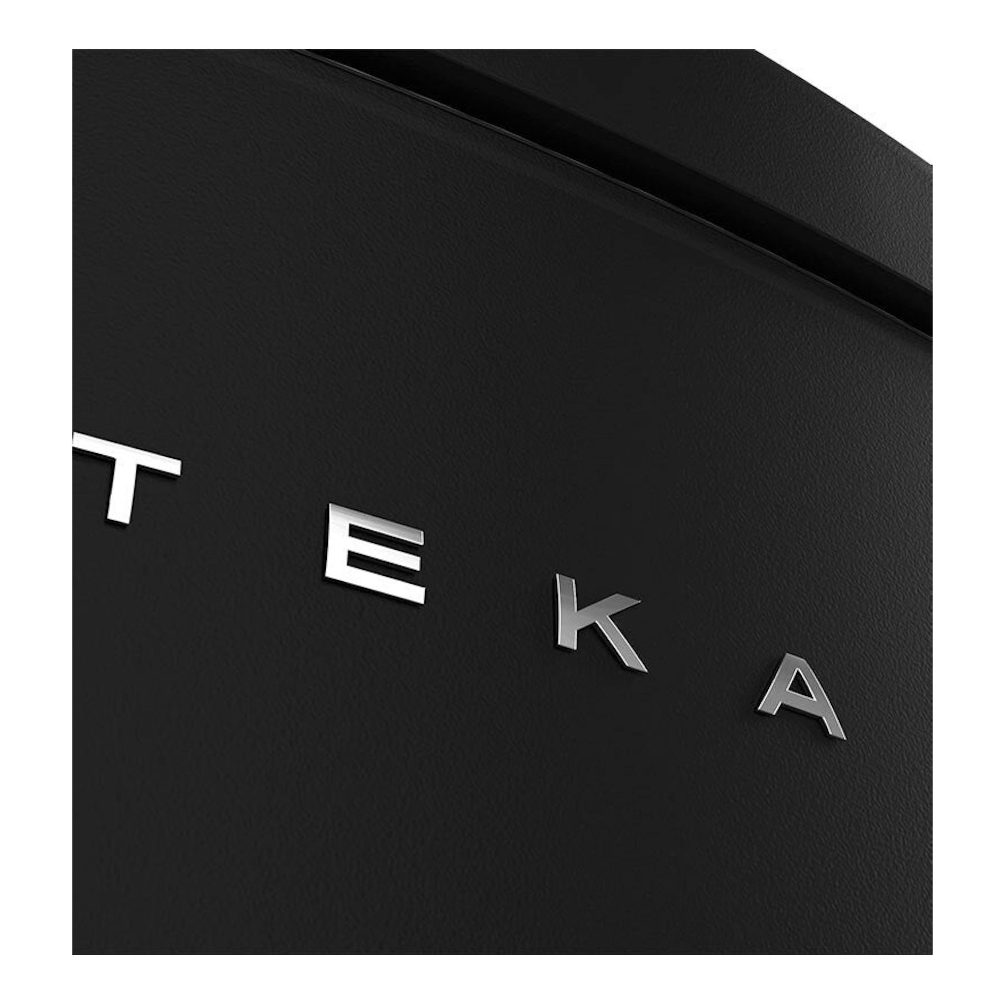 Primer plano de frigorífico combi Teka RBF78617RTR negro, con logotipo metálico en la puerta.
