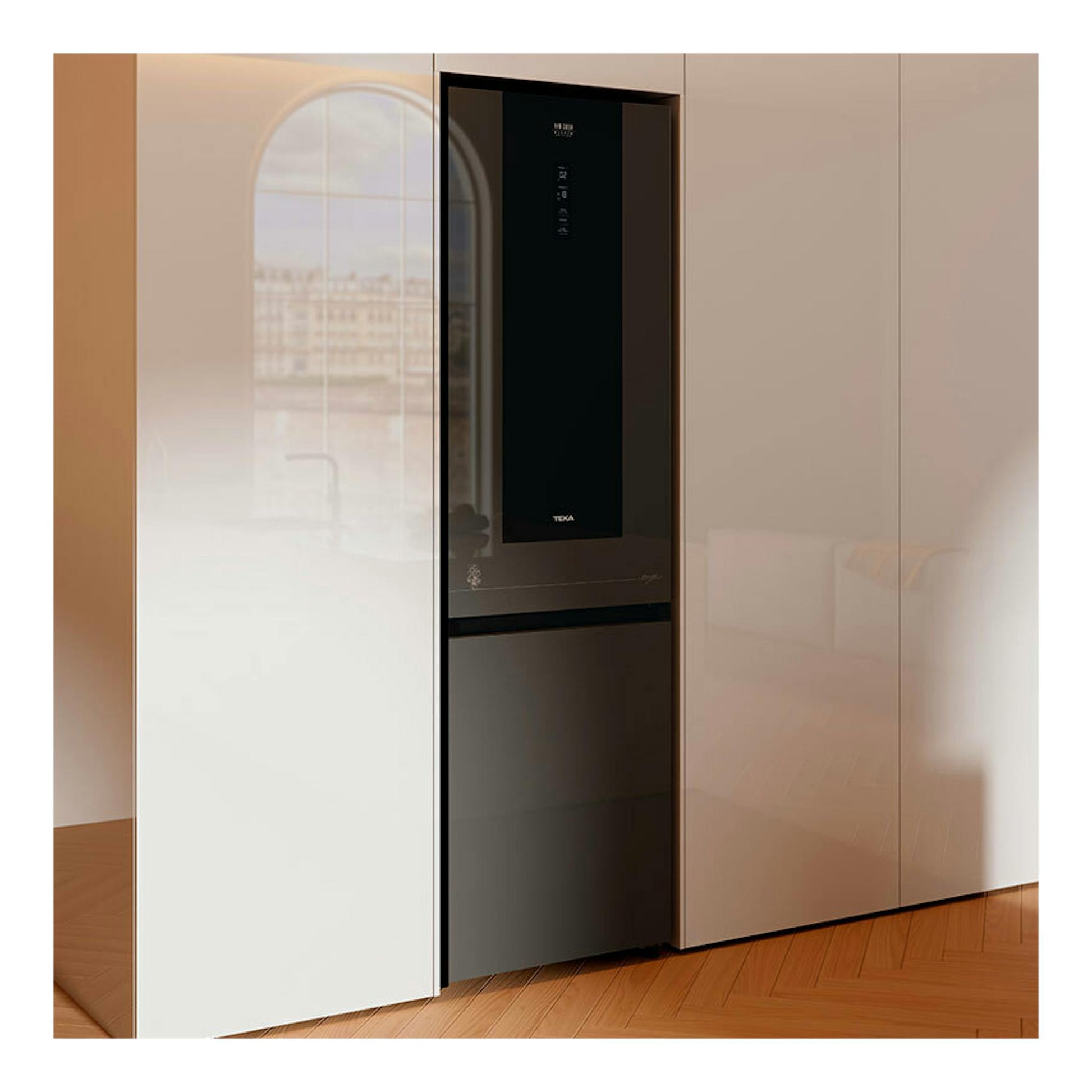 Frigorífico combi Teka RBF88670 Van Gogh negro, vista frontal empotrada entre muebles claros.