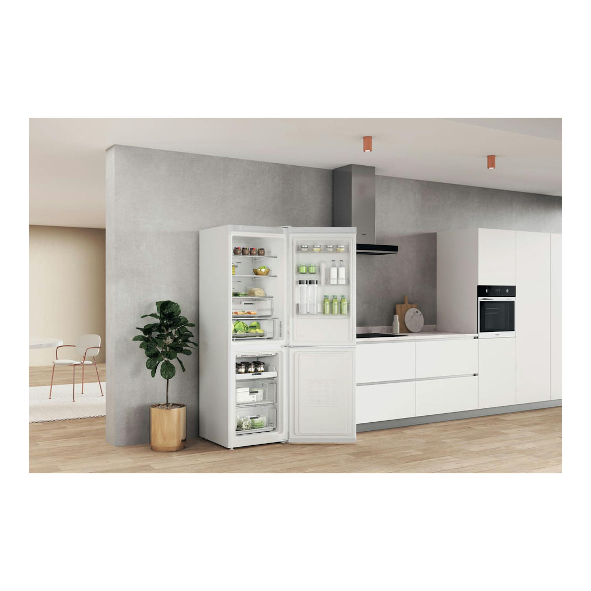 Frigorífico combi Whirlpool W7X 82O W blanco, visto de frente con puertas abiertas en una cocina moderna.