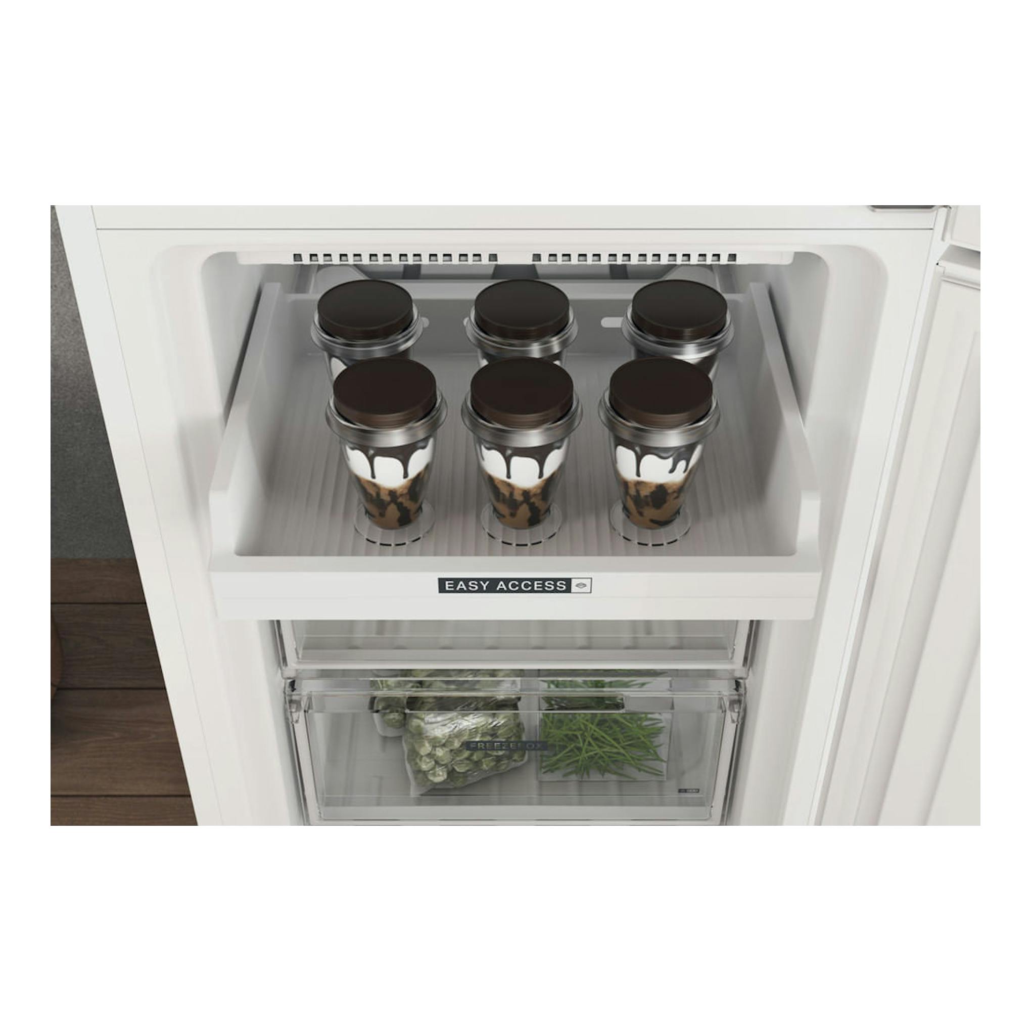 Frigorífico combi Whirlpool W7X 82O W blanco, vista frontal interior con cajón Easy Access y Freeze Box.
