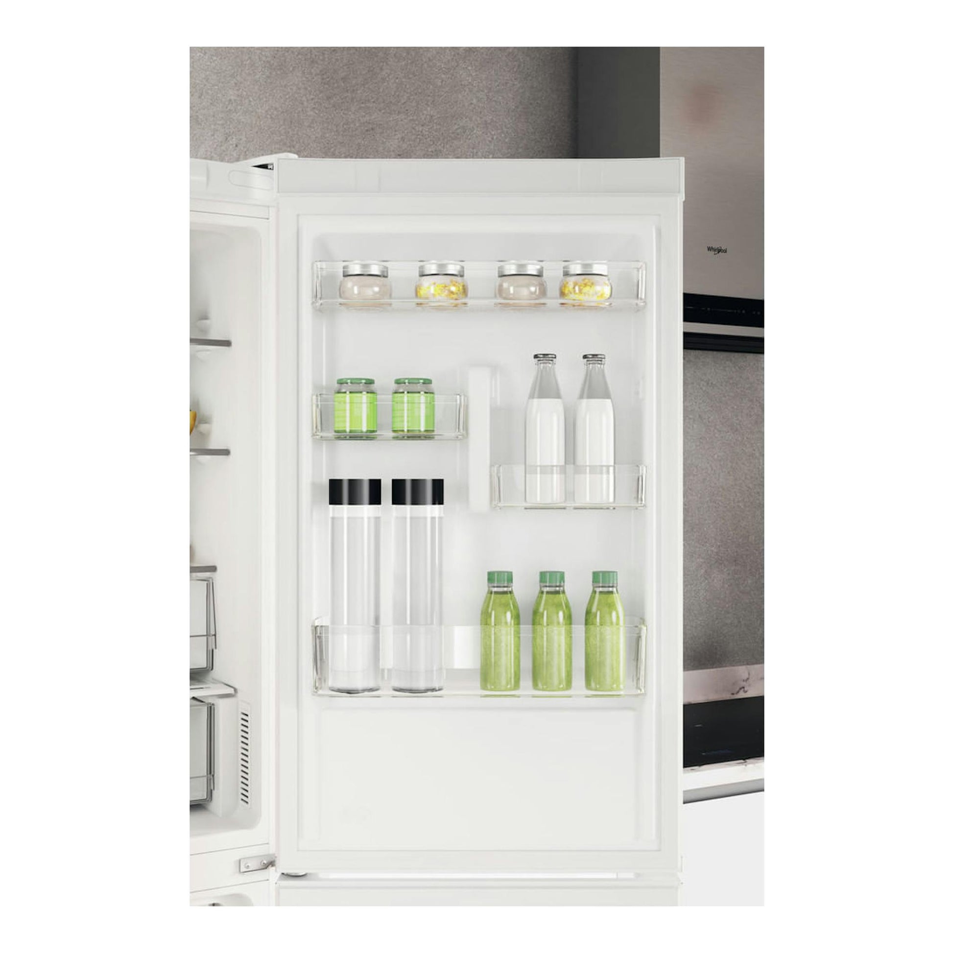 Interior de la puerta de un frigorífico combi Whirlpool W7X 82O W blanco, con estantes y botellas.