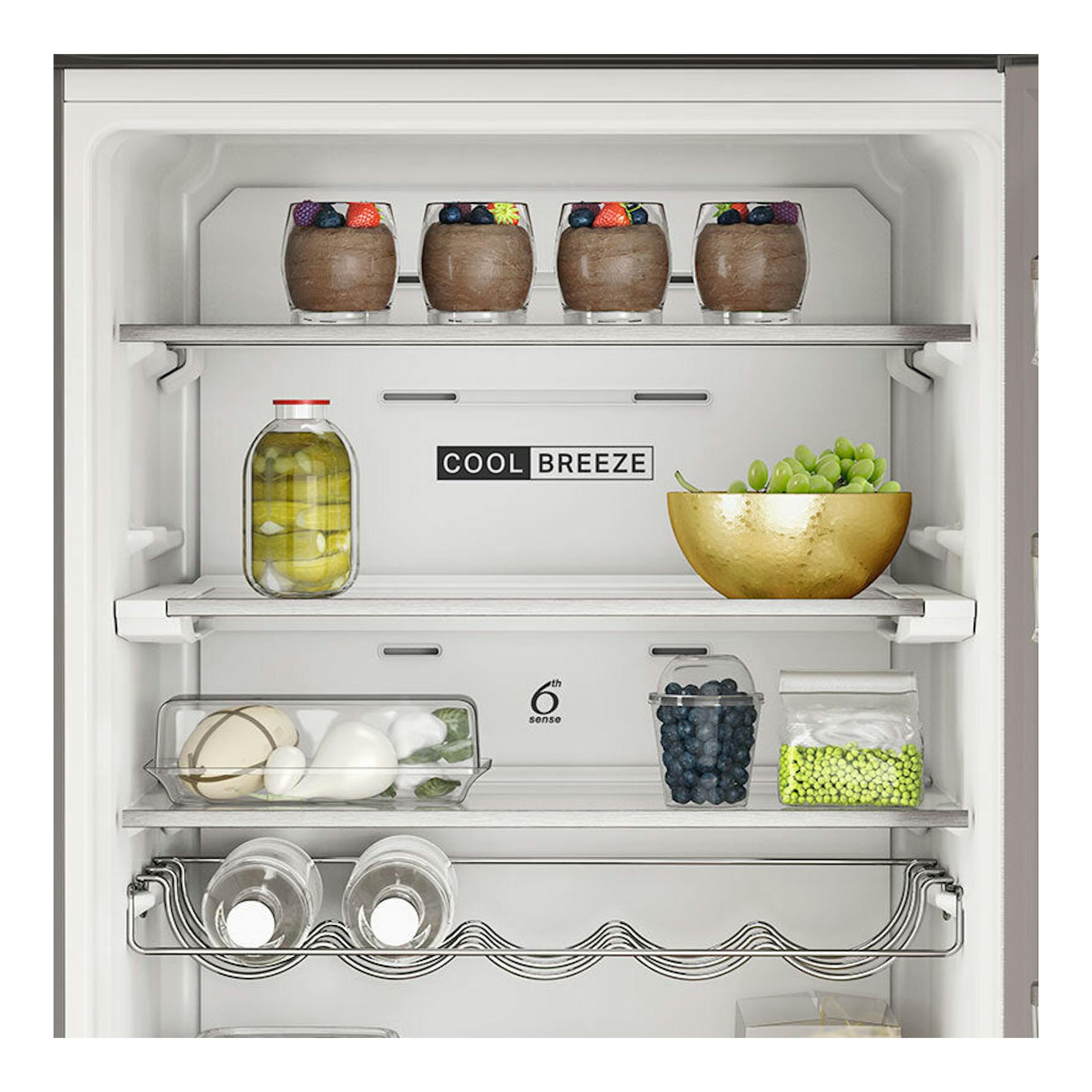 Interior de frigorífico combi Whirlpool W7X94TSX, con estantes de cristal, frutas, tarros y botellas.