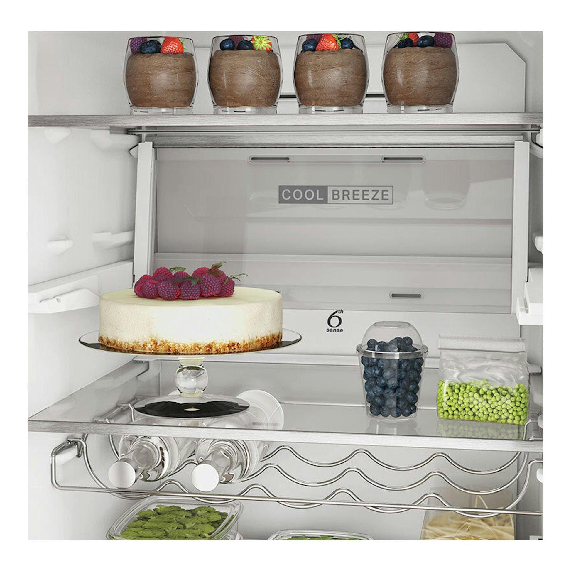 Vista interior de frigorífico Whirlpool W7X94TSX inox, con estantes de cristal y alimentos.