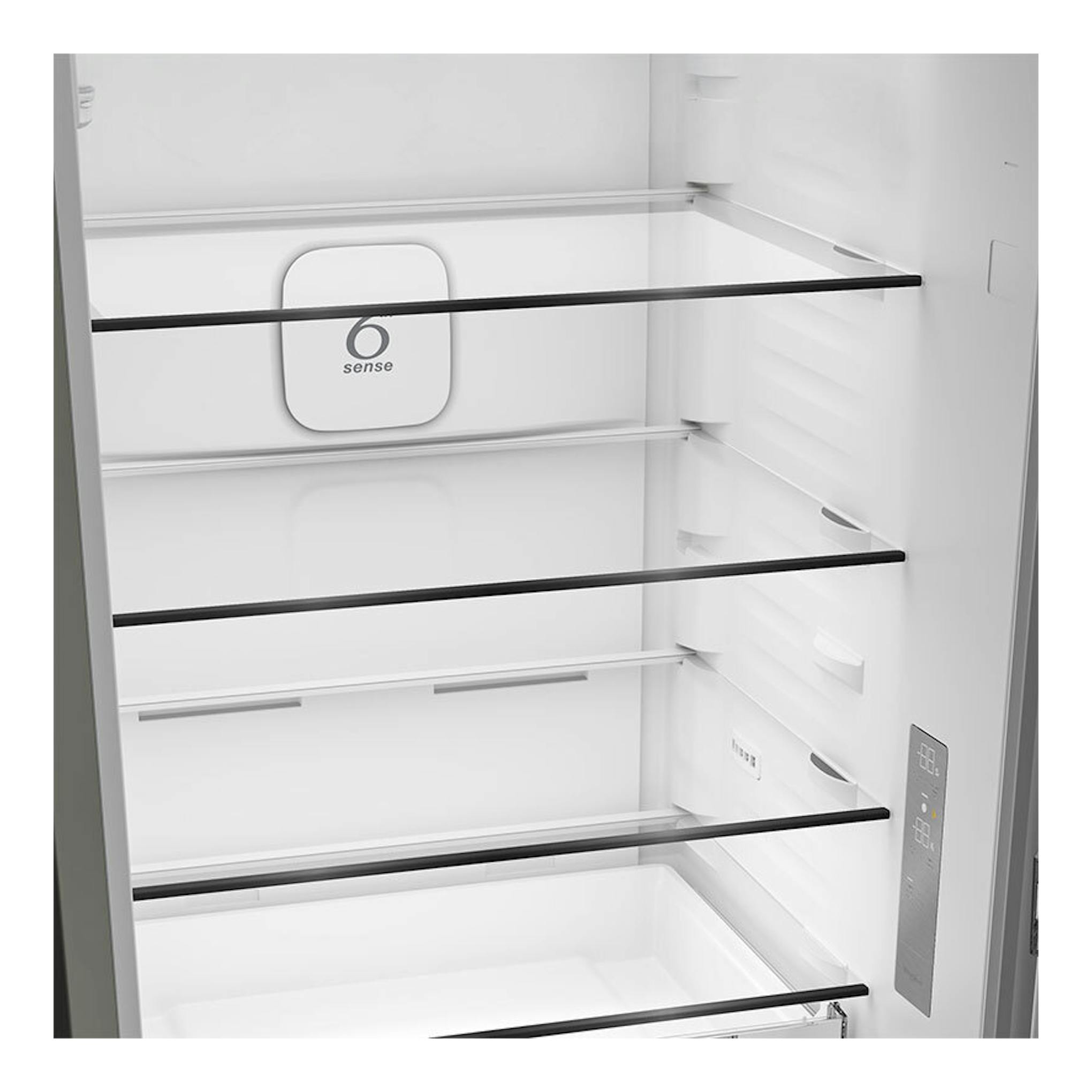 Interior de frigorífico Whirlpool WHK 22412 X5EE inox, con estantes de cristal y panel 6th Sense.