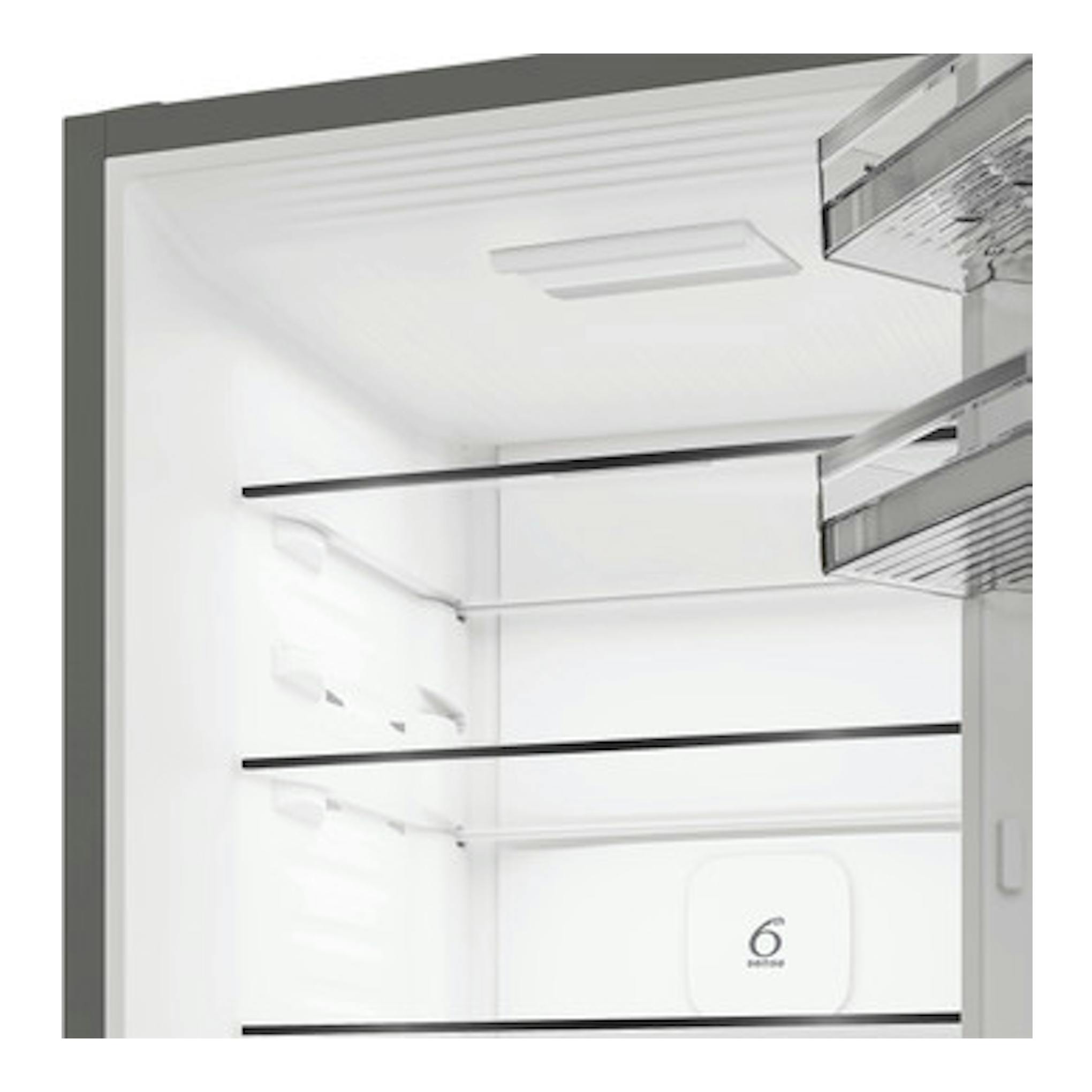 Interior frontal de frigorífico combi Whirlpool WHK 22413 X6EE, blanco, con baldas de cristal.