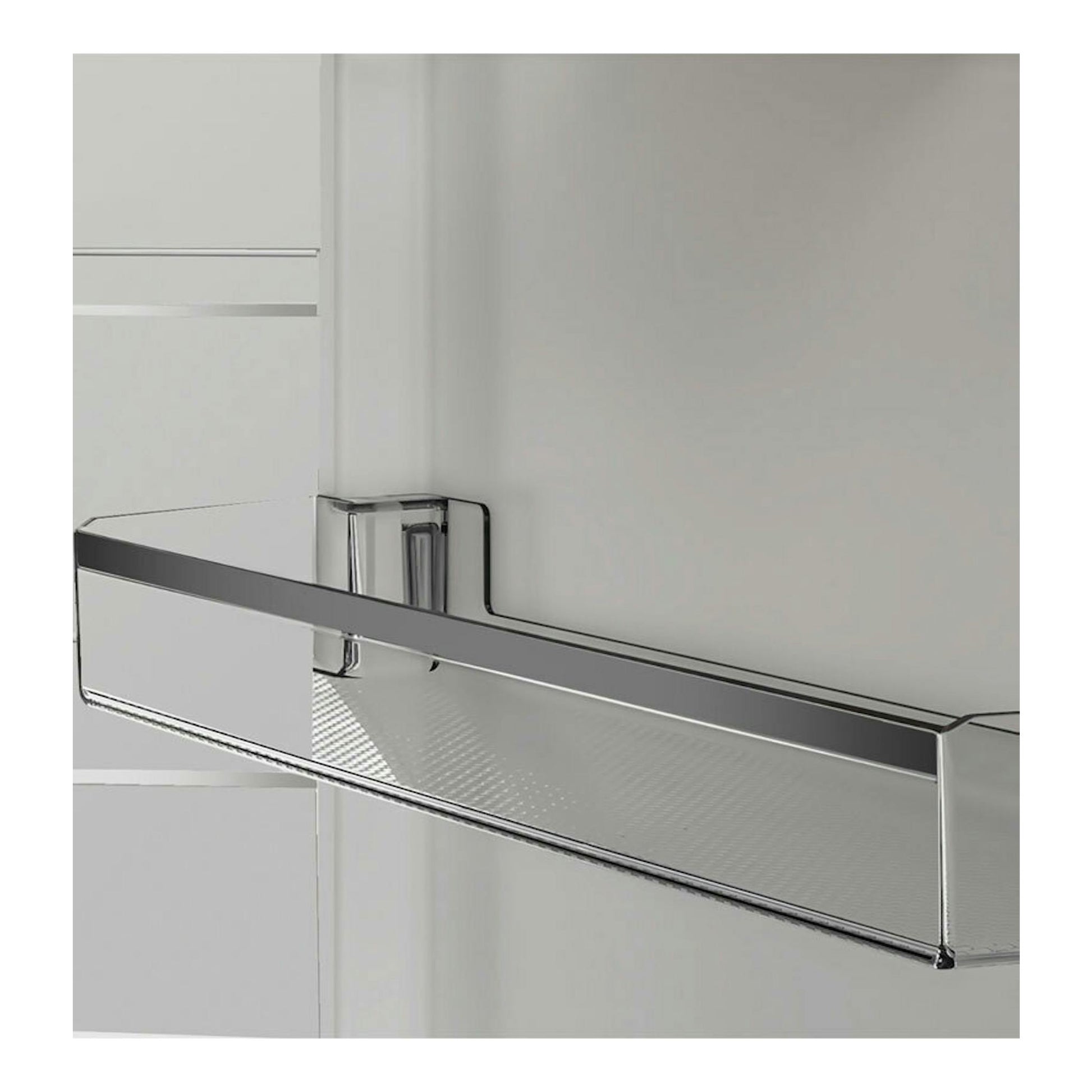 Interior de frigorífico Whirlpool WHK25364W5E blanco, con balda transparente y borde cromado, vista lateral.