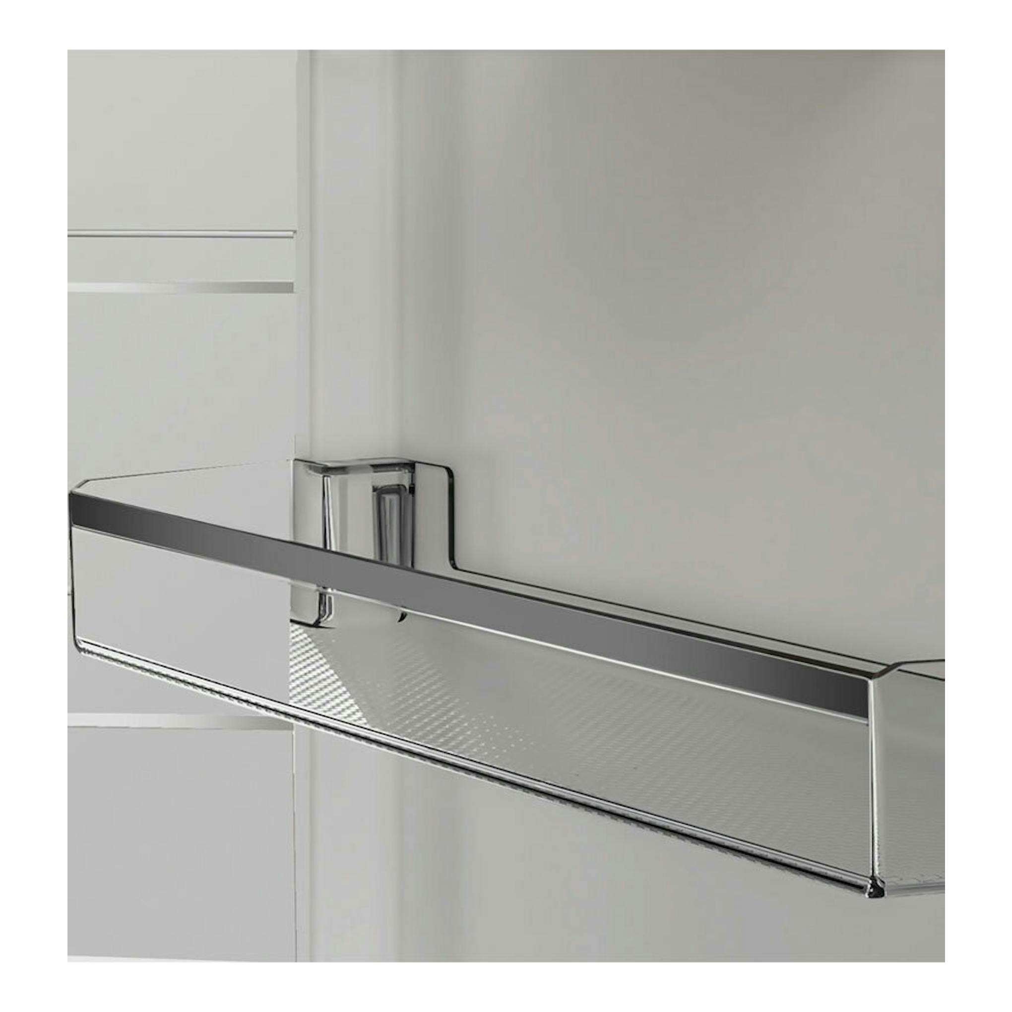 Interior de frigorífico Whirlpool WHK25364W5E blanco, con balda transparente y borde cromado, vista lateral.