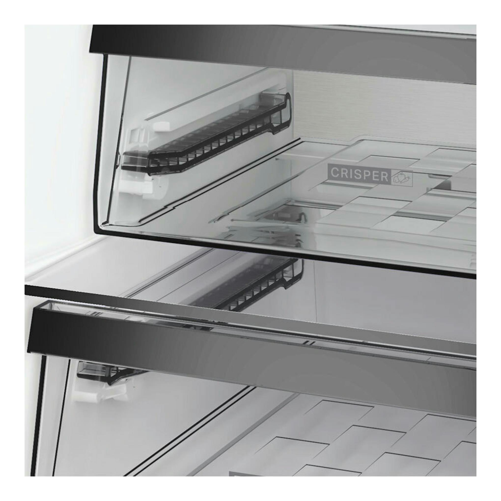 Interior de frigorífico Whirlpool WHK25404XP8E en inox, con cajones transparentes y bandejas negras.