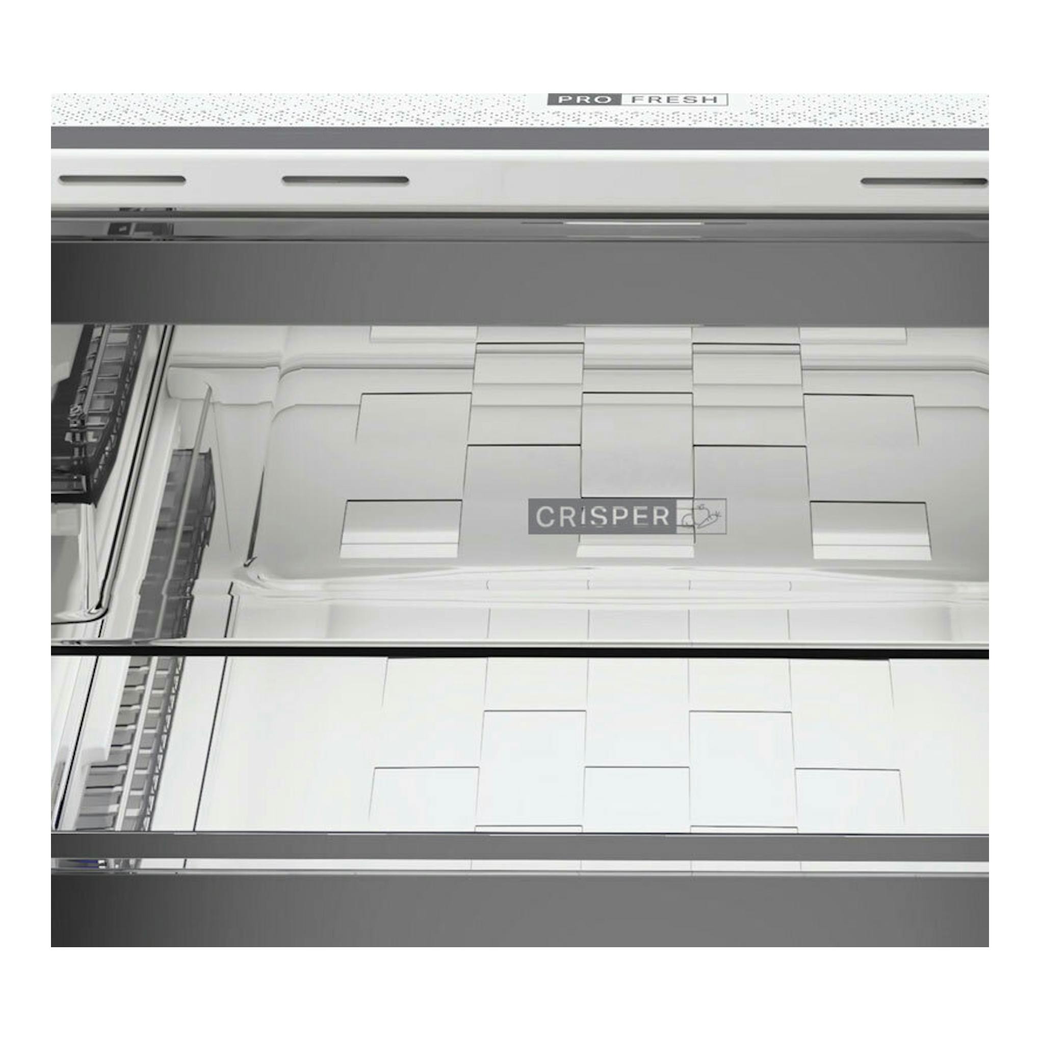 Interior de frigorífico combi Whirlpool WHK26362XP5E en inox, con cajón Crisper y estantes blancos.