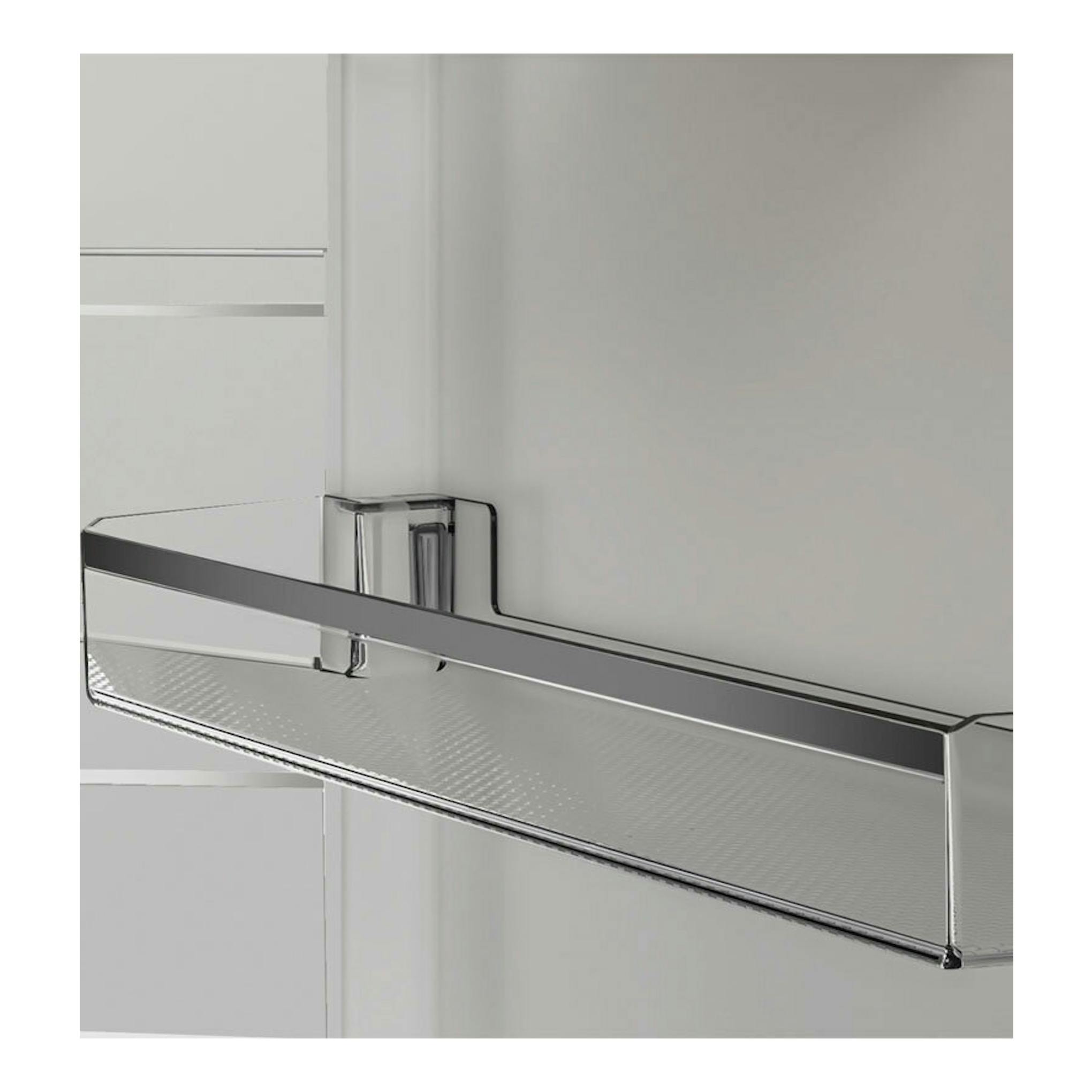 Detalle en primer plano del estante de puerta transparente de un frigorífico Whirlpool WHK26362XP5E Pearl Inox.