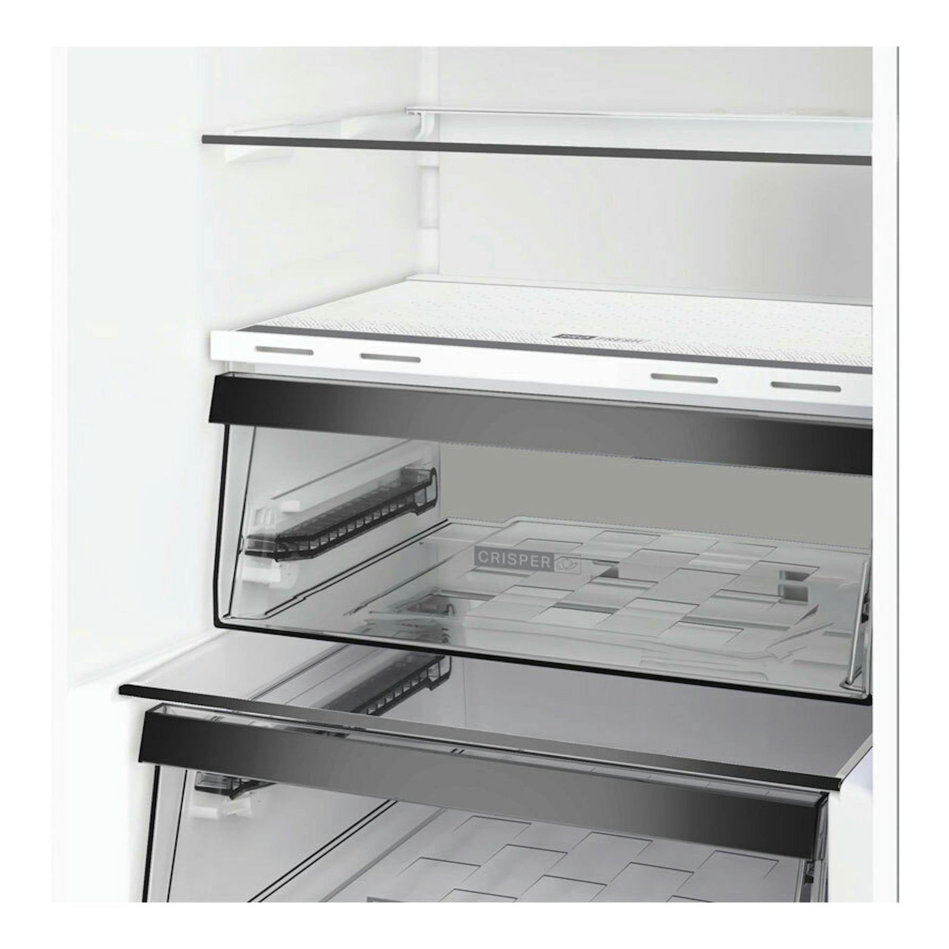 Interior del frigorífico combi Whirlpool WHK26363XP6E, blanco, con cajón crisper y baldas de cristal.