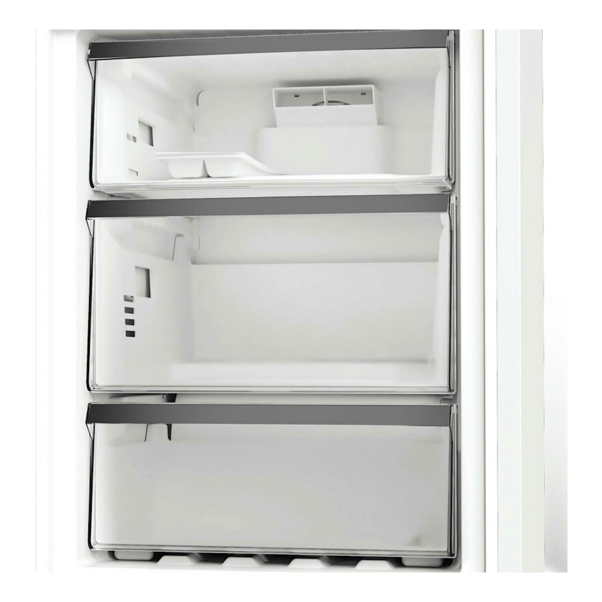Vista frontal del interior de un frigorífico combi Whirlpool WHK26403XP6E Pearl Inox, con tres cajones transparentes.