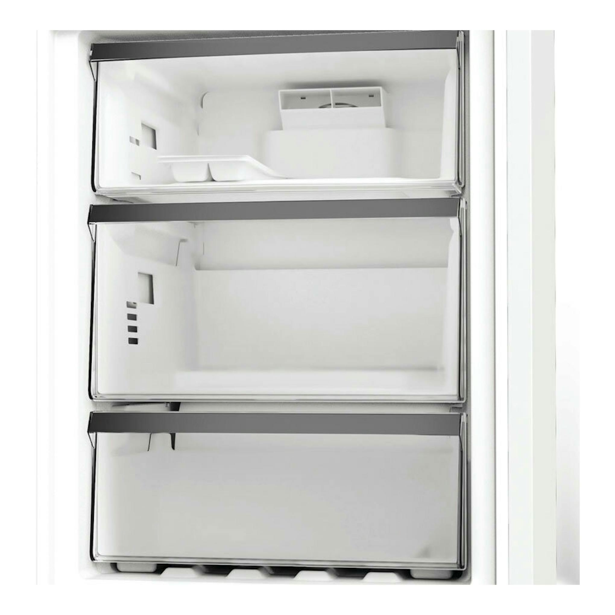 Whirlpool WHK26404XP5E: interior frontal de frigorífico combi blanco con tres cajones transparentes abiertos y vacíos.