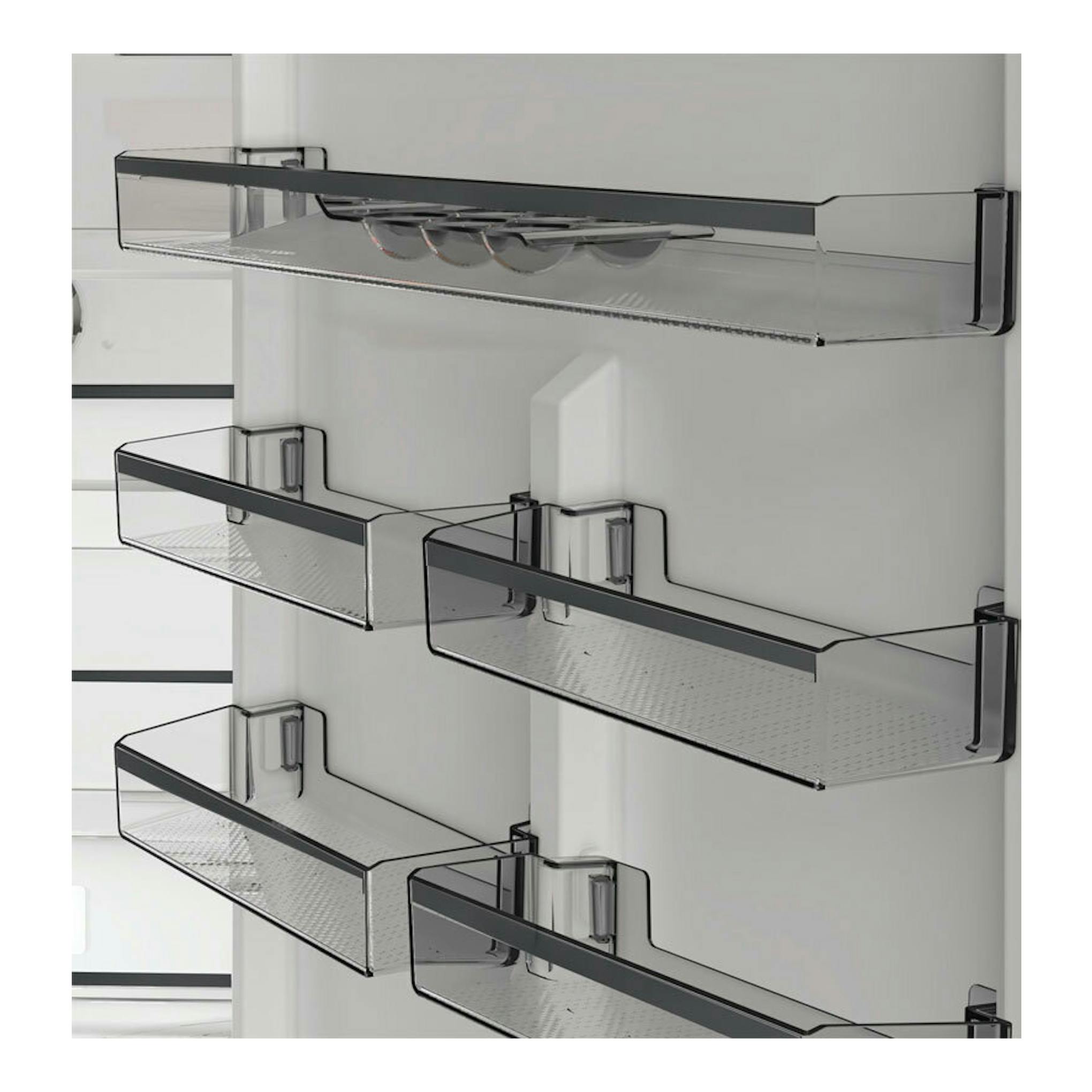 Interior de la puerta de un frigorífico Whirlpool WHK26493X5E inox, con estantes transparentes en vista frontal.