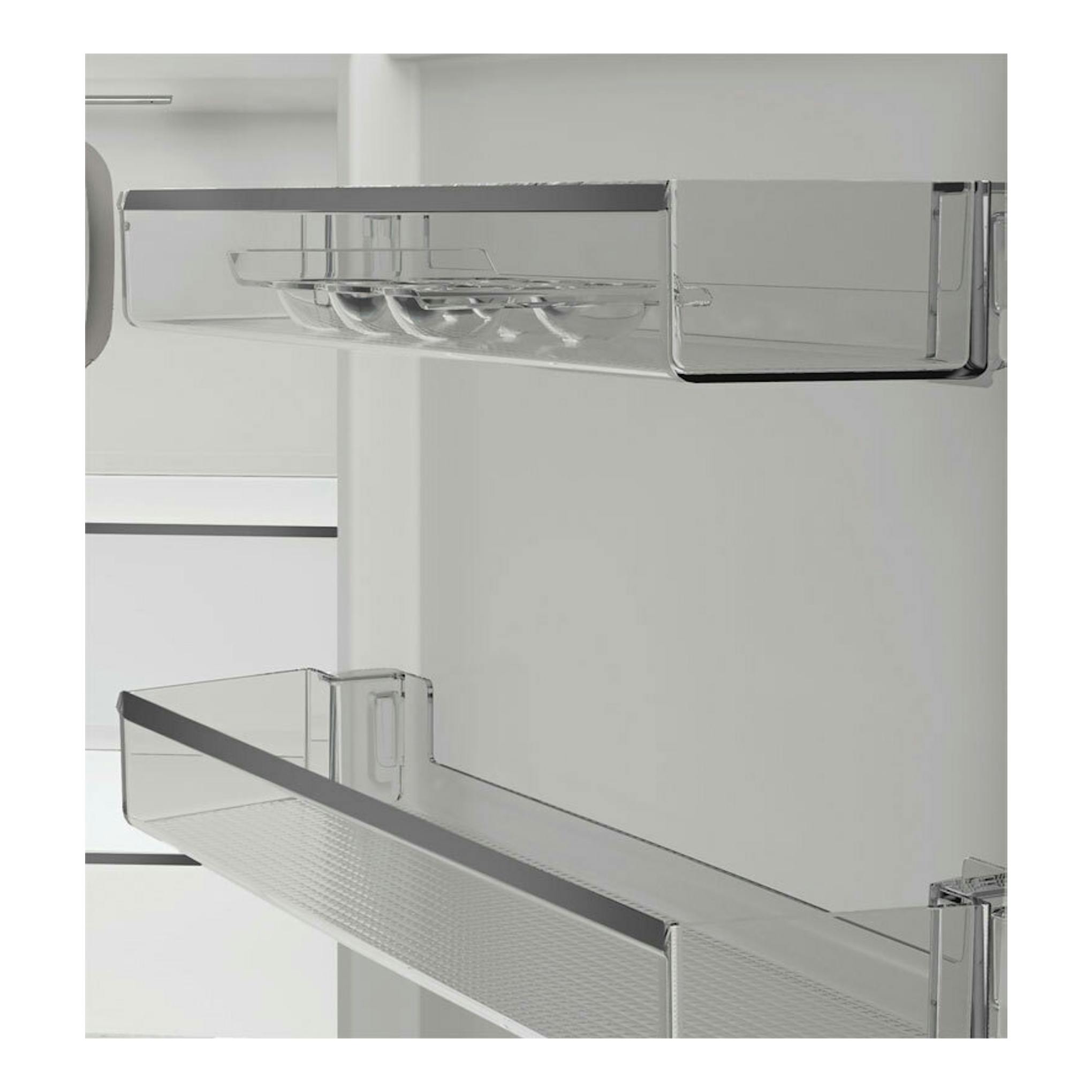 Interior de la puerta de un frigorífico Whirlpool WHKF6352X5E, con estantes transparentes en vista lateral.