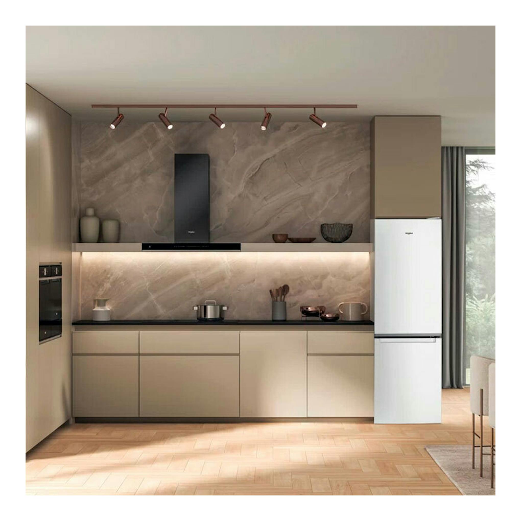 Frigorífico combi Whirlpool WNF 821 E W blanco, vista frontal, en cocina moderna.