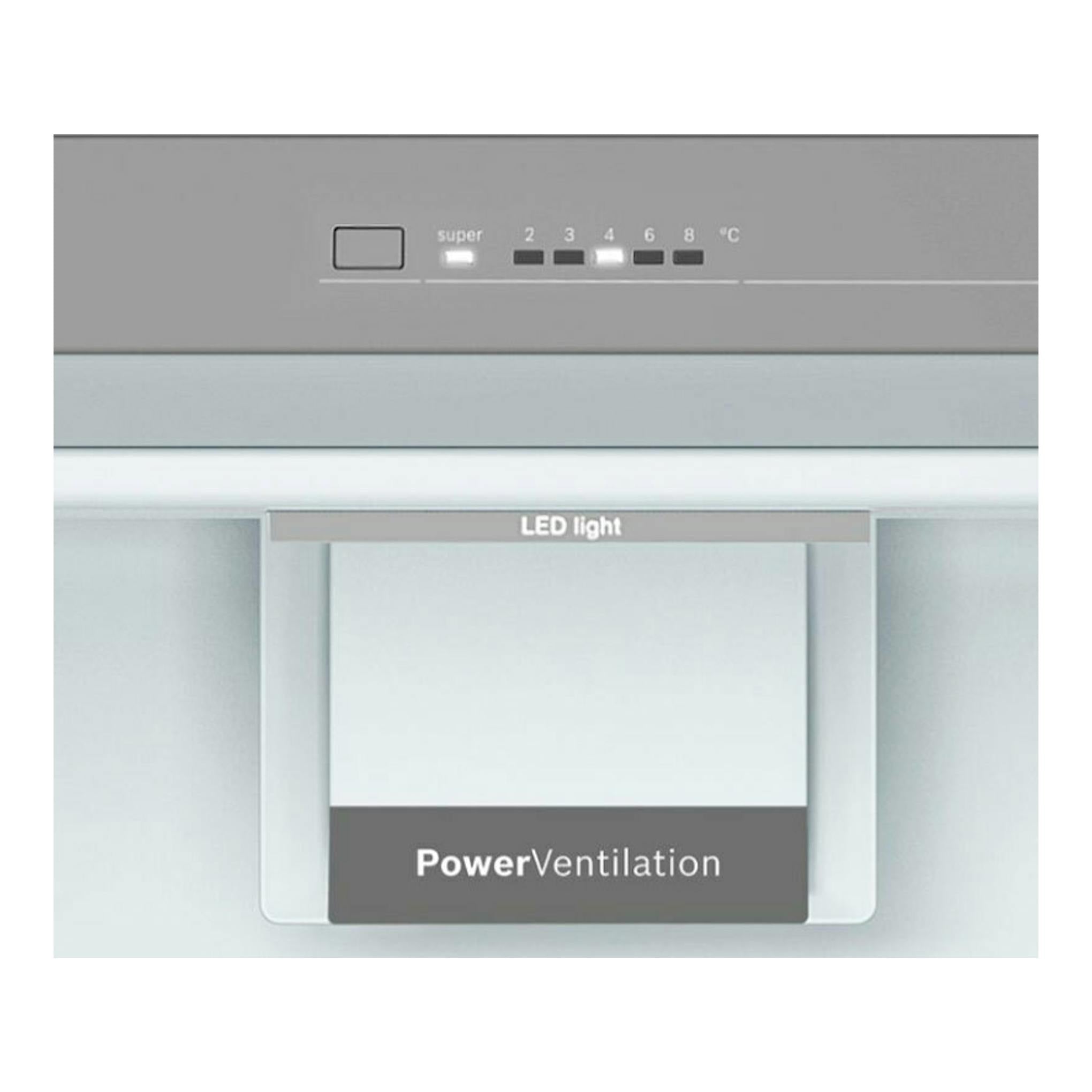 Bosch KSV36FIEP Inox, primer plano del interior superior del frigorífico con panel LED y PowerVentilation.