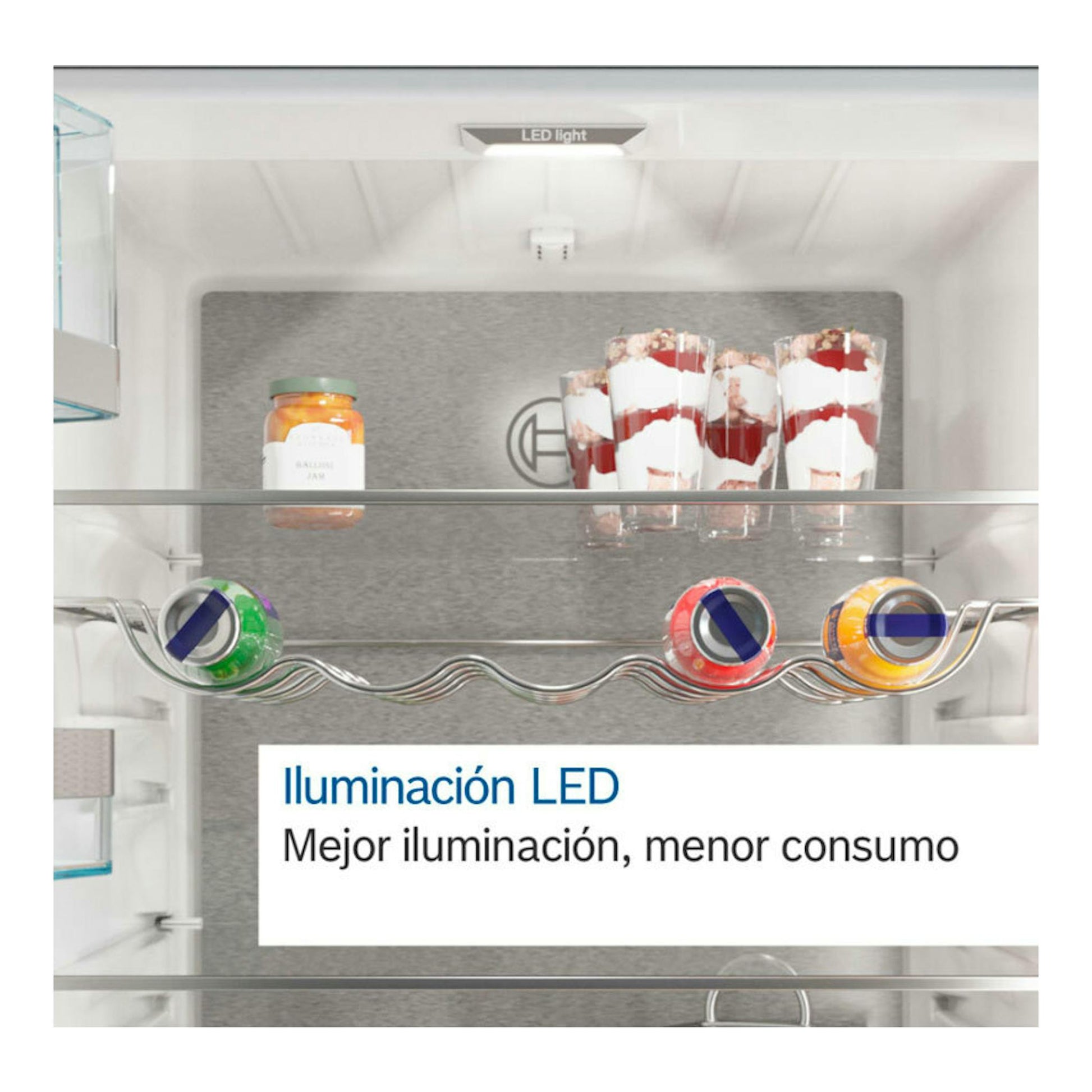 Interior de frigorífico Bosch KSV36FIEP inox, vista frontal con estantes, botellas y luz LED.