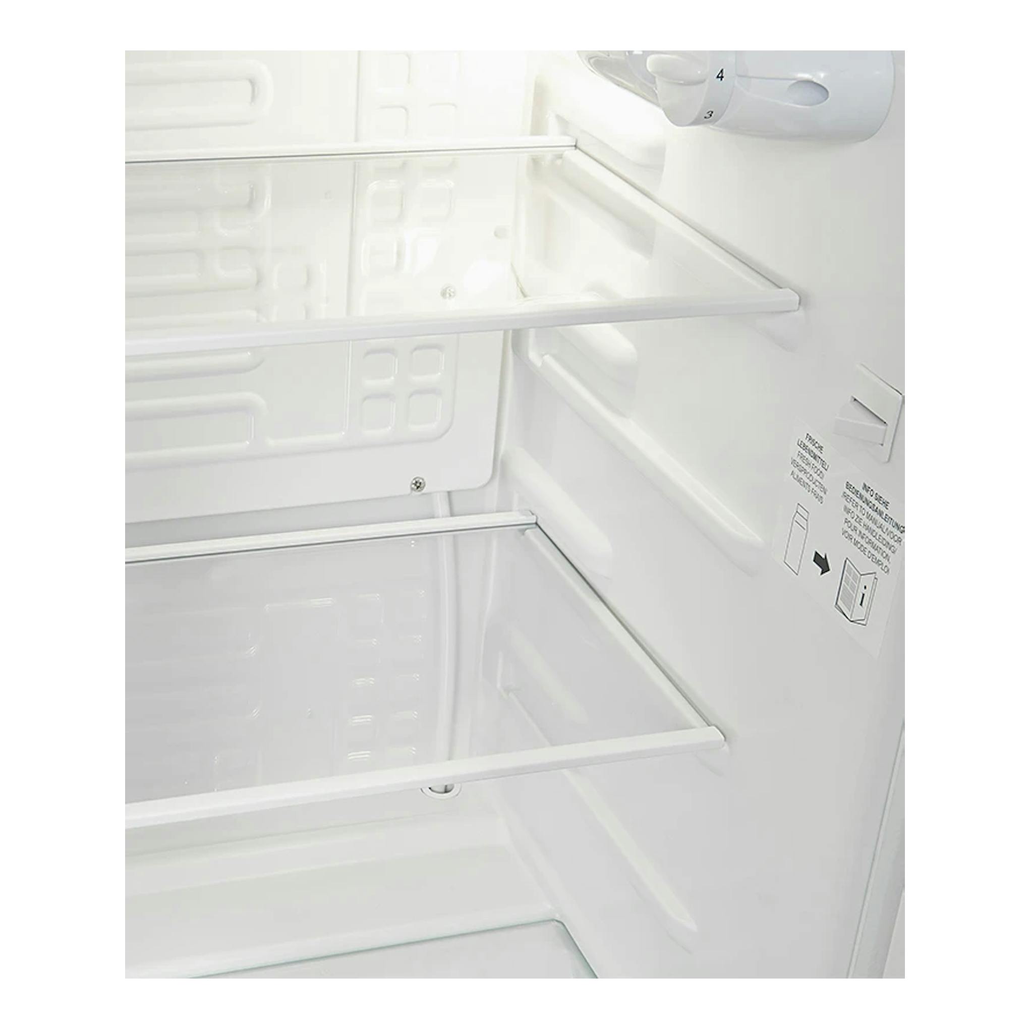 Interior de frigorífico blanco Exquisit KS85-V-091E, con baldas de cristal y mando de temperatura.