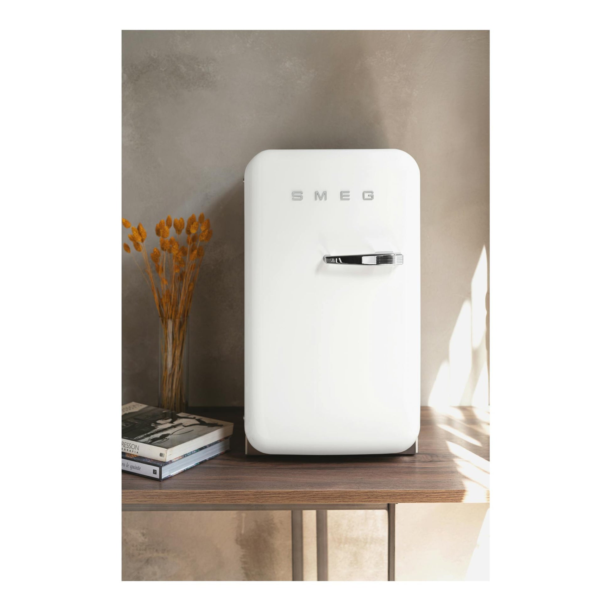 Frigorífico compacto Smeg FAB5RWH5 blanco, vista frontal, con logo SMEG y tirador cromado.