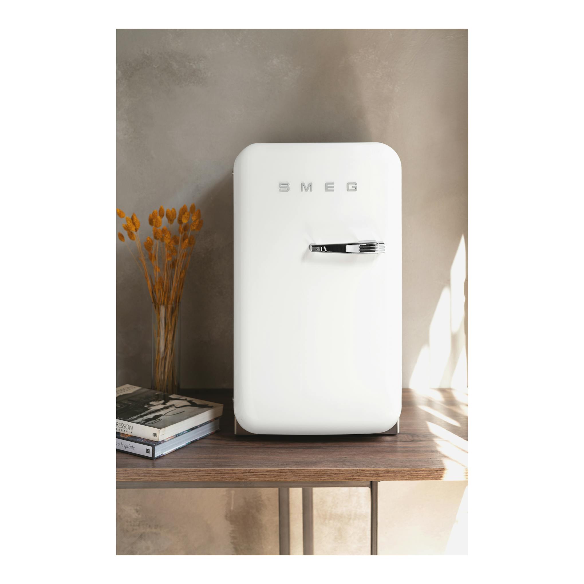 Frigorífico compacto Smeg FAB5RWH5 blanco, vista frontal, con logo SMEG y tirador cromado.