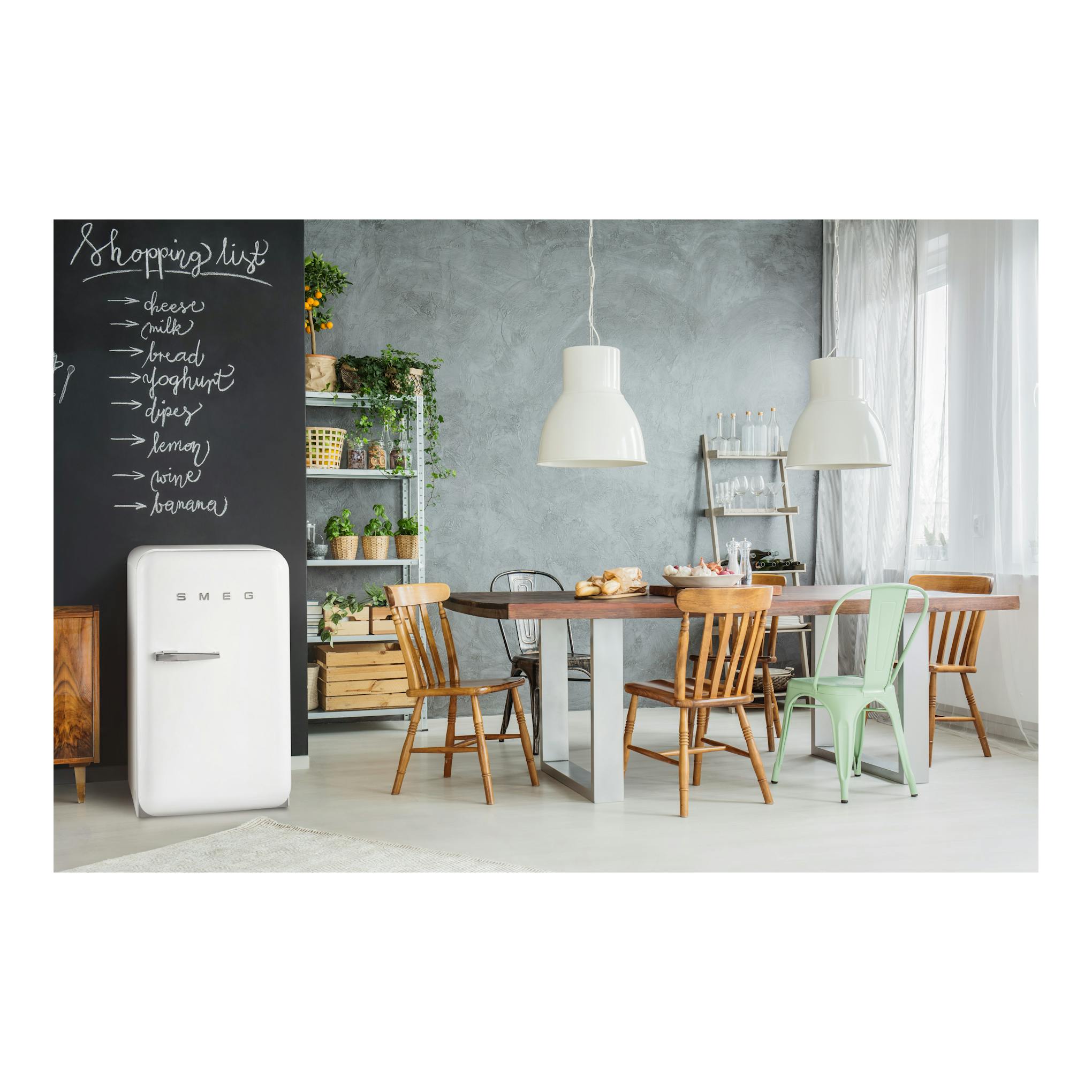 Frigorífico Smeg FAB5RWH5 blanco, vista frontal, junto a una pared negra en una cocina-comedor.