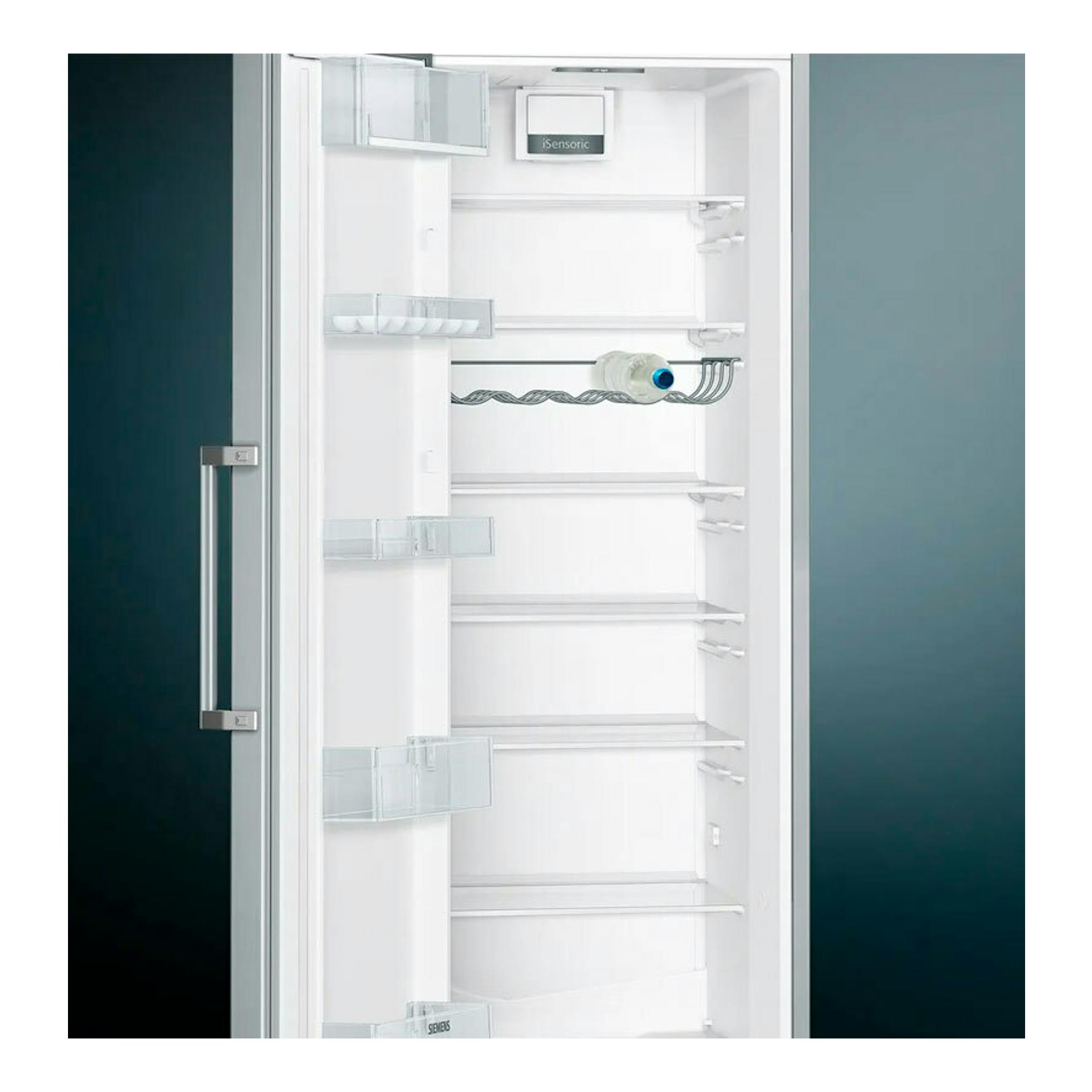 Frigorífico Siemens KA95NVIEP inox, interior vacío con estantes de cristal y botellero.