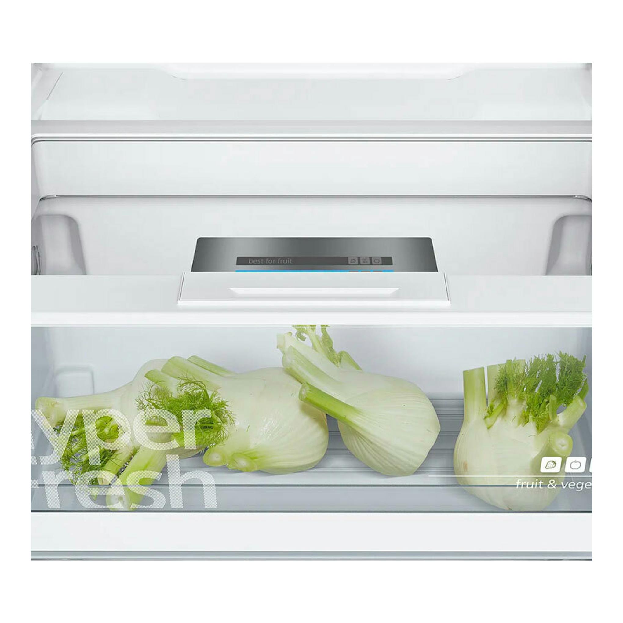 Interior frontal de frigorífico Siemens KA95NVIEP Inox, cajón para frutas y verduras con hinojos.