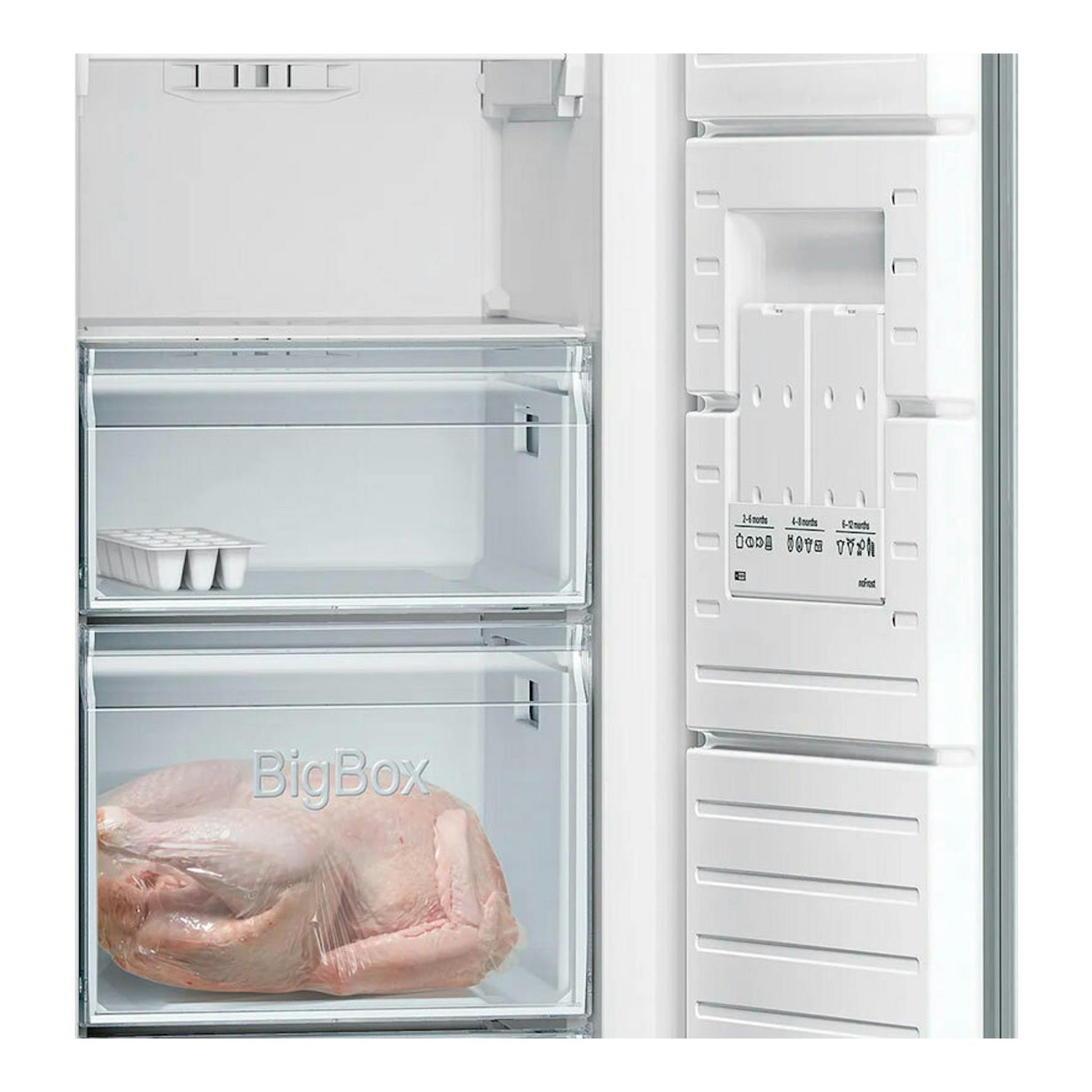 Interior de un frigorífico Siemens KA95NVIEP inox, vista frontal del congelador abierto con cajones BigBox y un pavo.