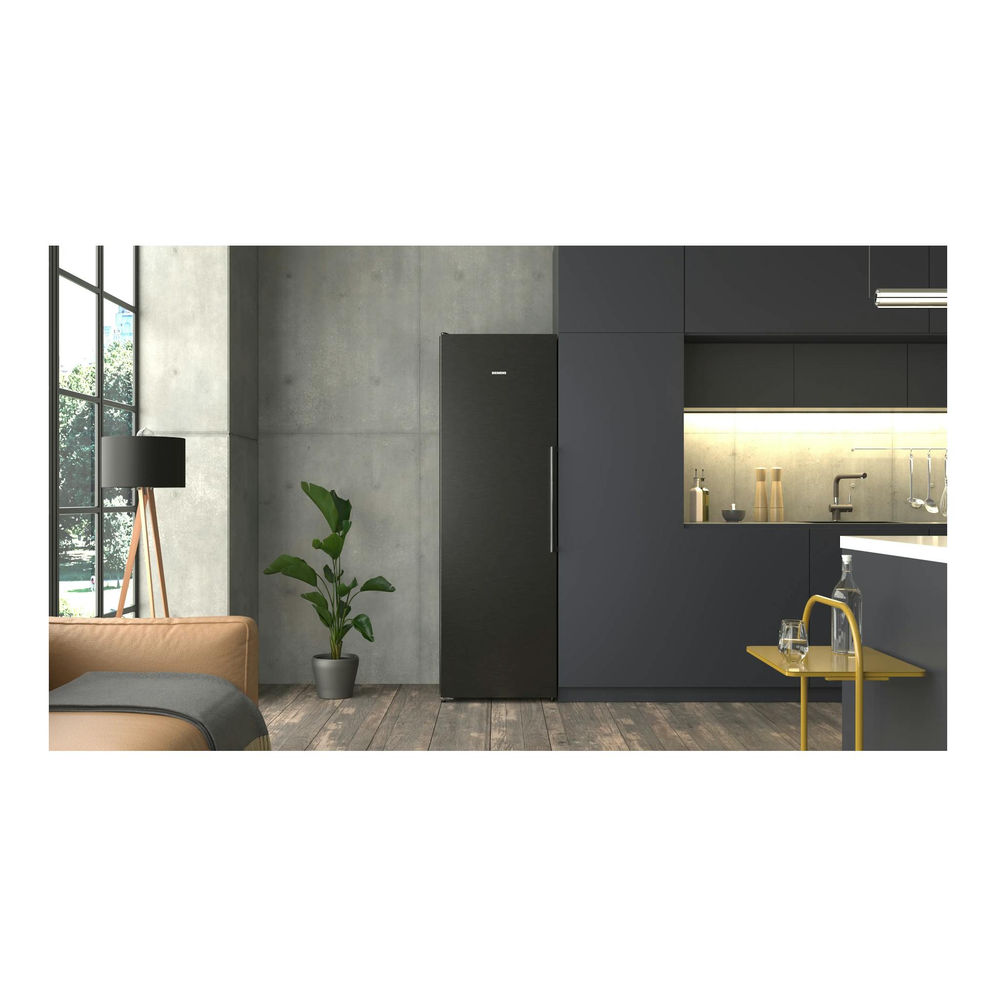Frigorífico Siemens KS36NAXCG negro, vista frontal, integrado en una cocina moderna.