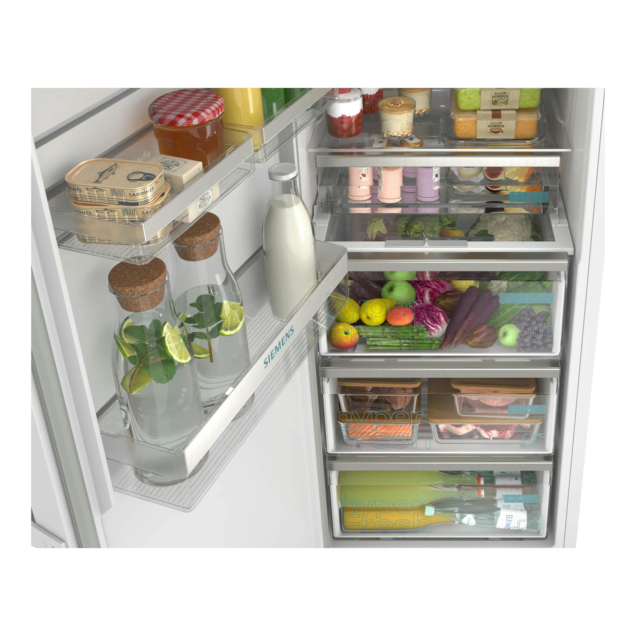 Interior de frigorífico Siemens KS36NVWCG blanco, vista frontal, con estantes, cajones y alimentos.