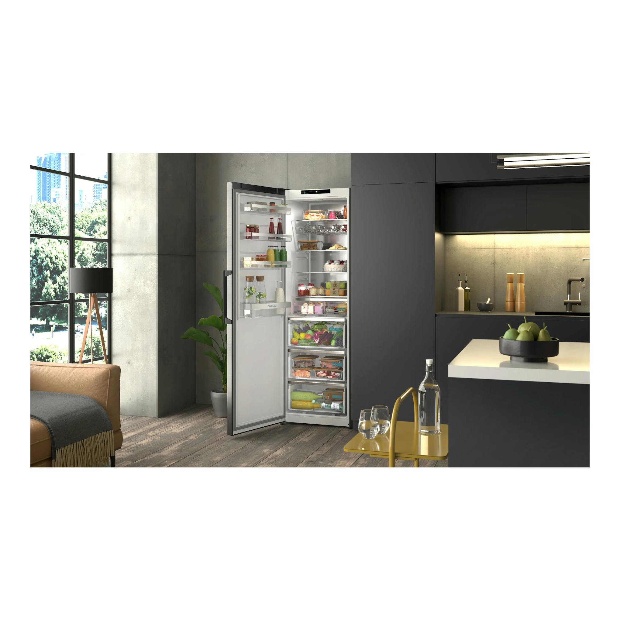 Frigorífico Siemens KS36NVXCG en cocina moderna, vista frontal con la puerta abierta y estantes visibles.