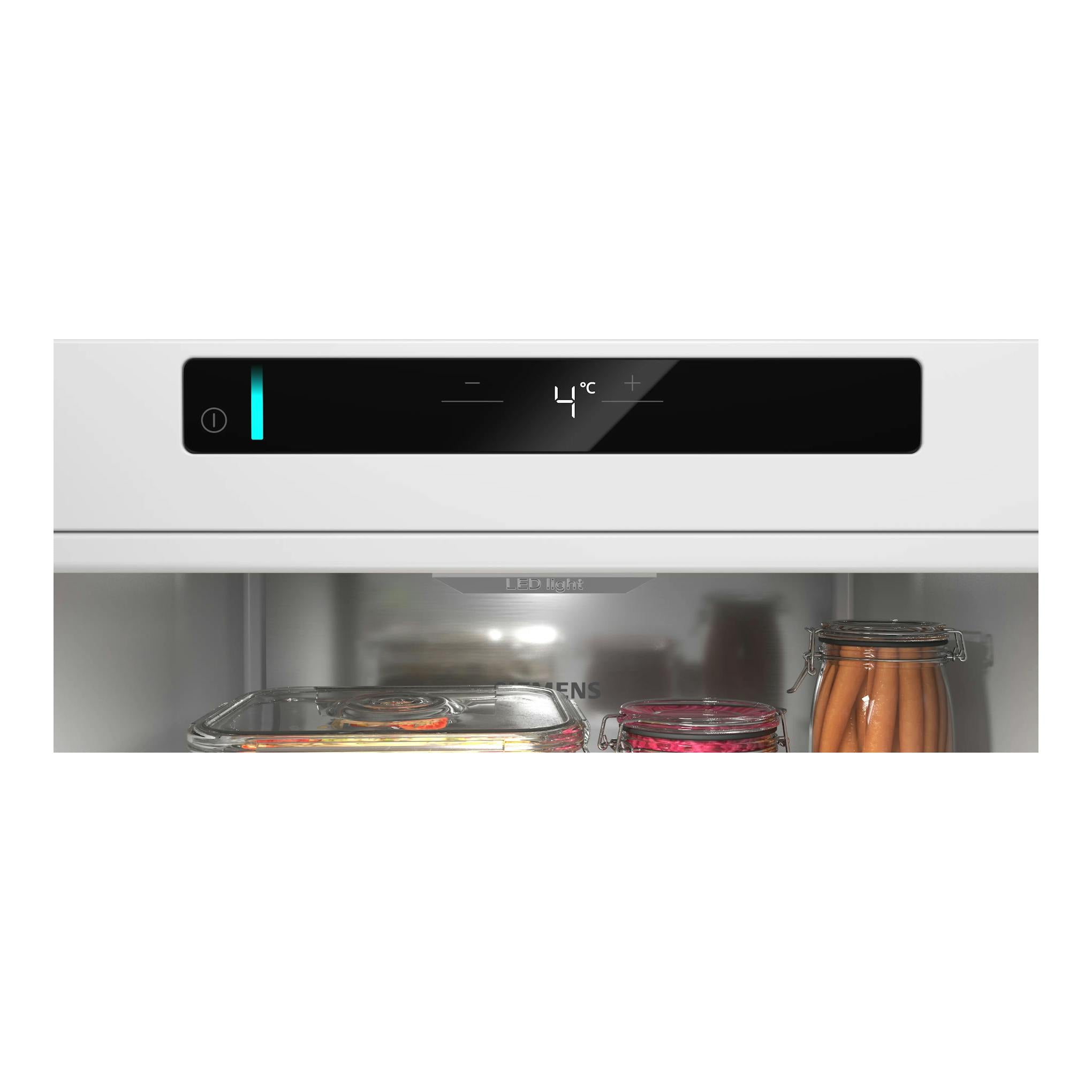 Frigorífico Siemens KS36NVXCG blanco, vista frontal abierta con panel superior negro y estantes interiores.