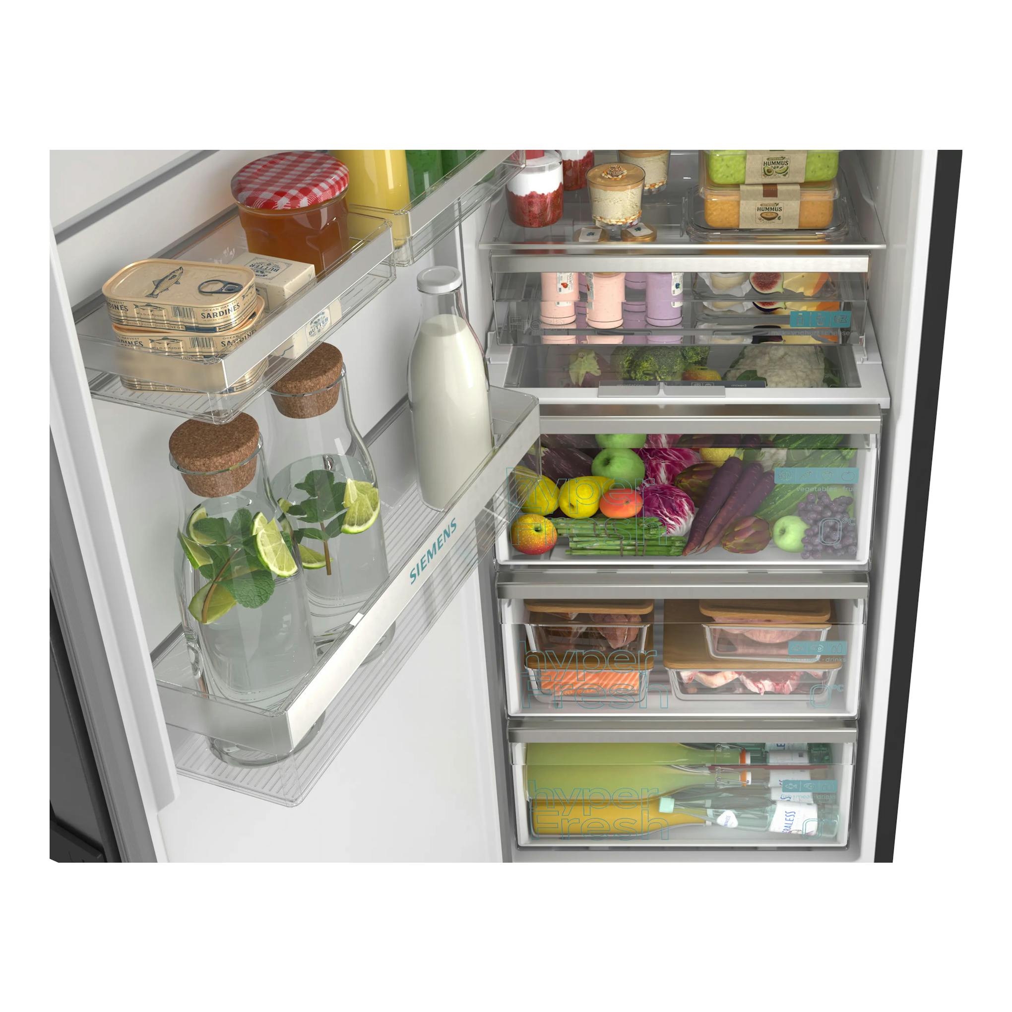 Interior de frigorífico Siemens KS36NVXCG abierto, con cajones y estantes llenos de alimentos.