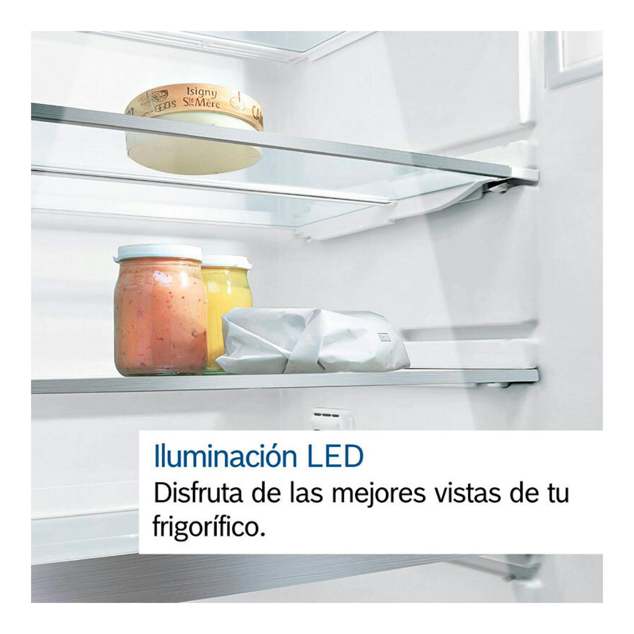 Interior de frigorífico Bosch KGN493WDA blanco, con estantes de vidrio, tarros y luz LED.