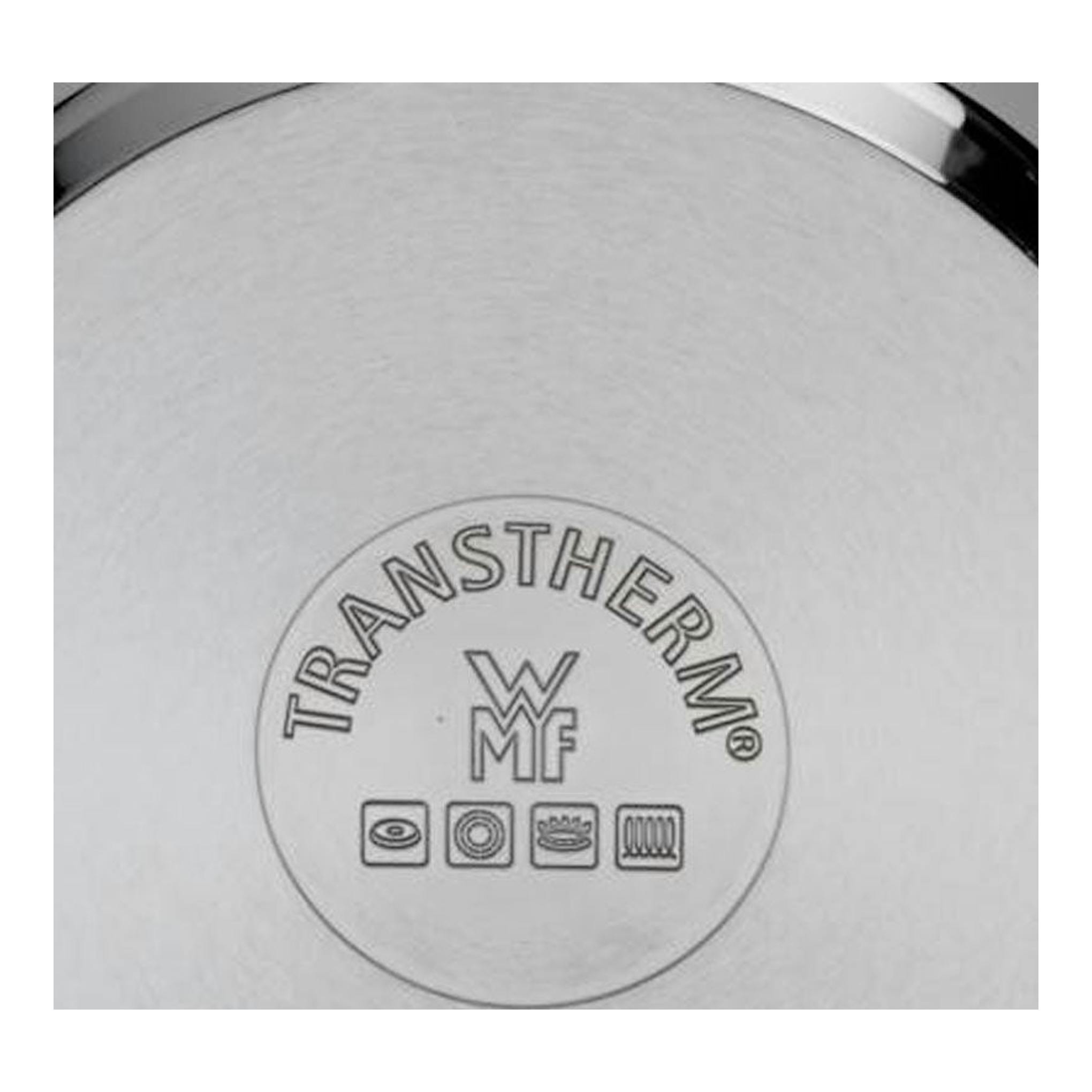 Vista inferior en primer plano de la fuente WMF Vitalis Aroma, con base TransTherm de acero inoxidable.