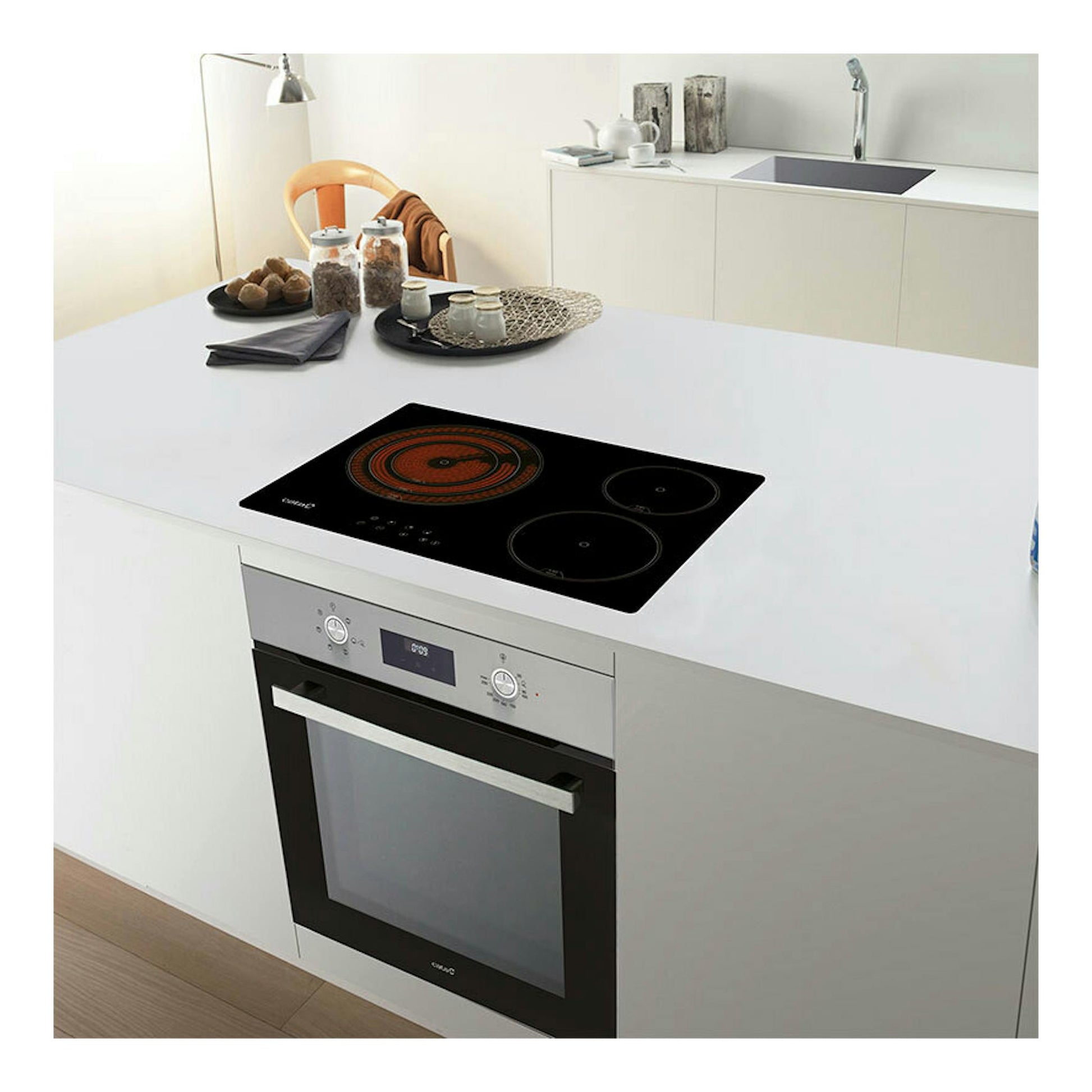 Placa vitrocerámica Cata TT5003/G negra, vista en encimera blanca, con tres zonas de cocción.