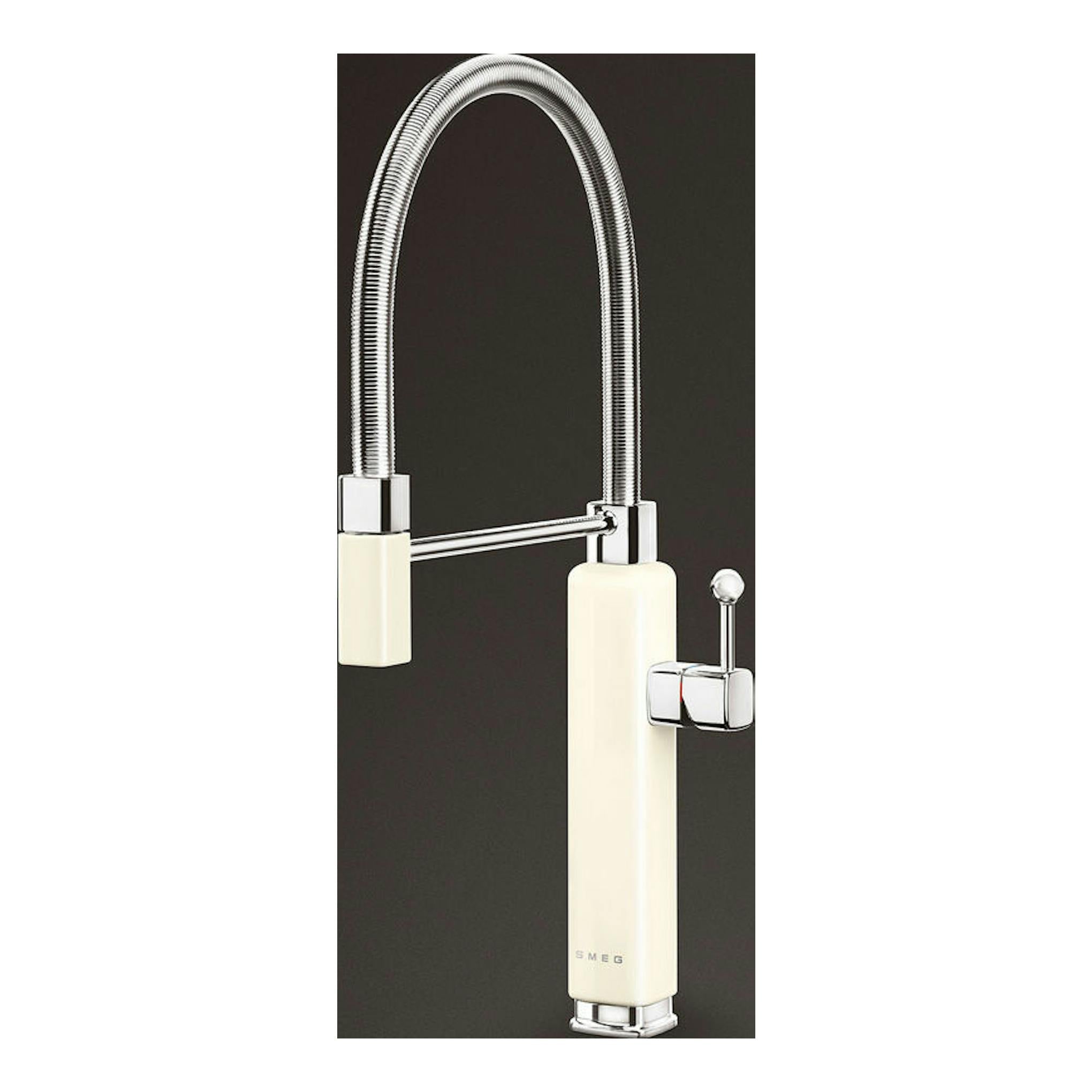 Grifo de cocina Smeg MDF50CR crema, vista frontal, con caño flexible cromado y cuerpo marfil.