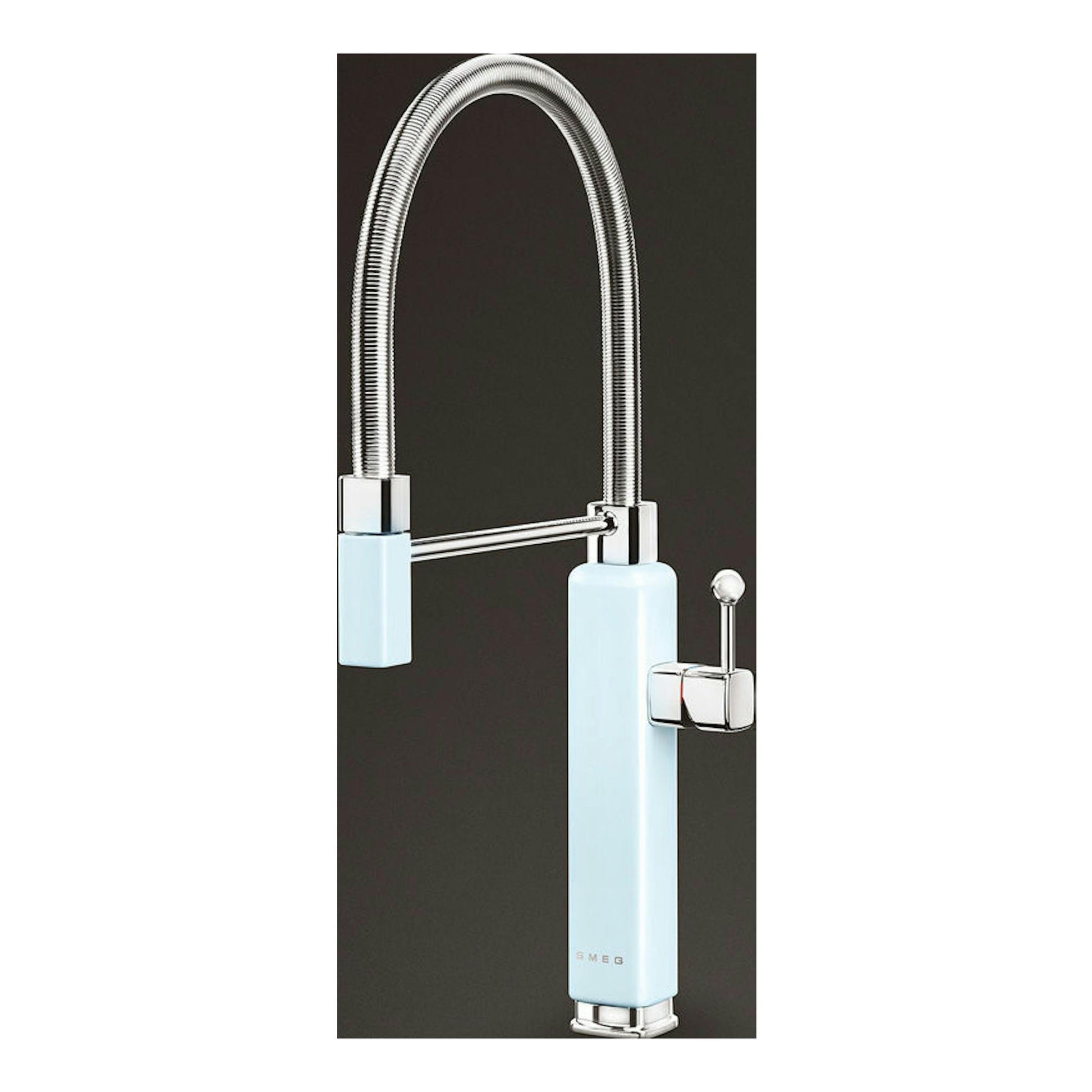 Grifo de cocina Smeg MDF50PB azul claro, vista frontal en fondo oscuro, con caño flexible y mando lateral.