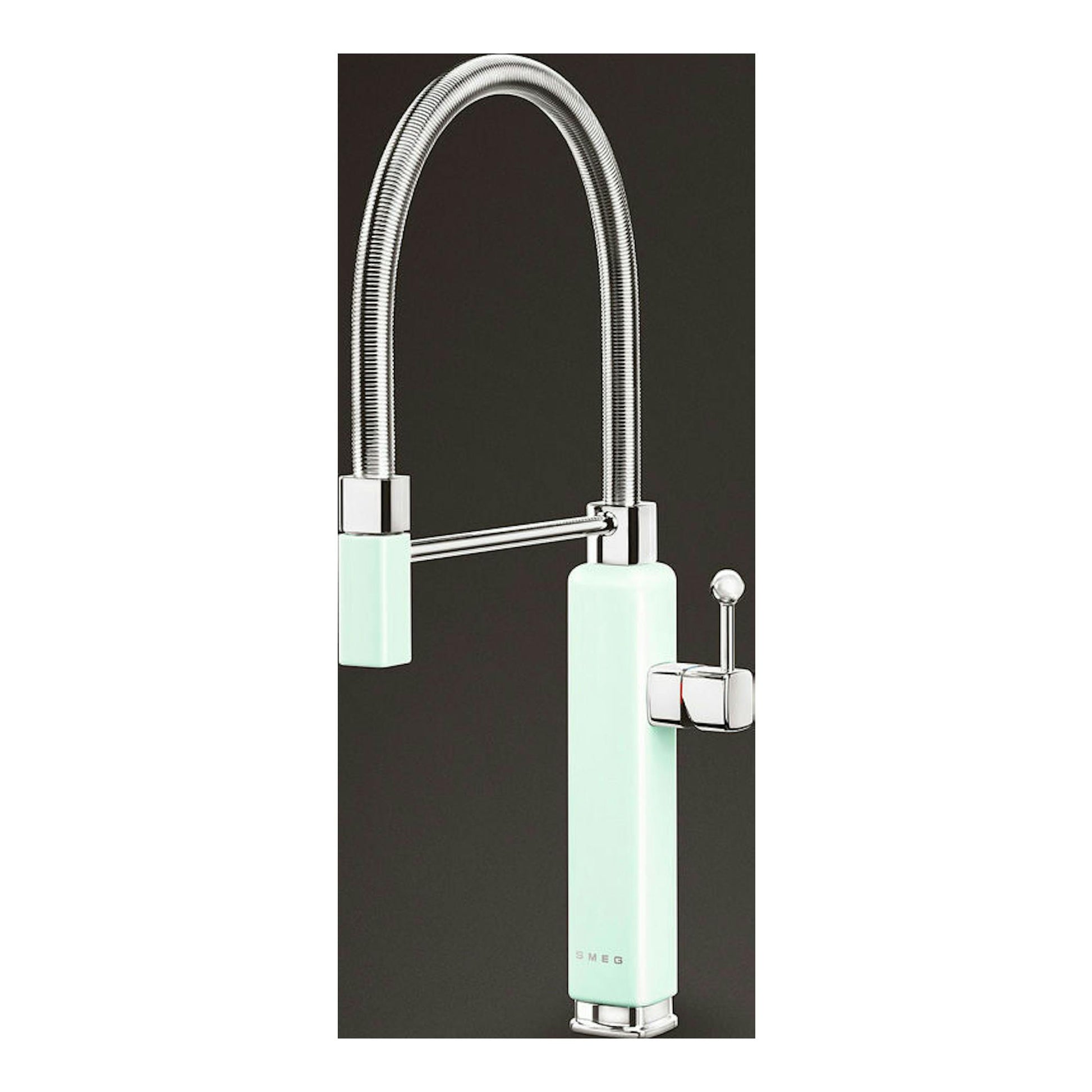 Grifo de cocina Smeg MDF50PG verde menta, vista frontal, con caño flexible cromado y mando lateral.