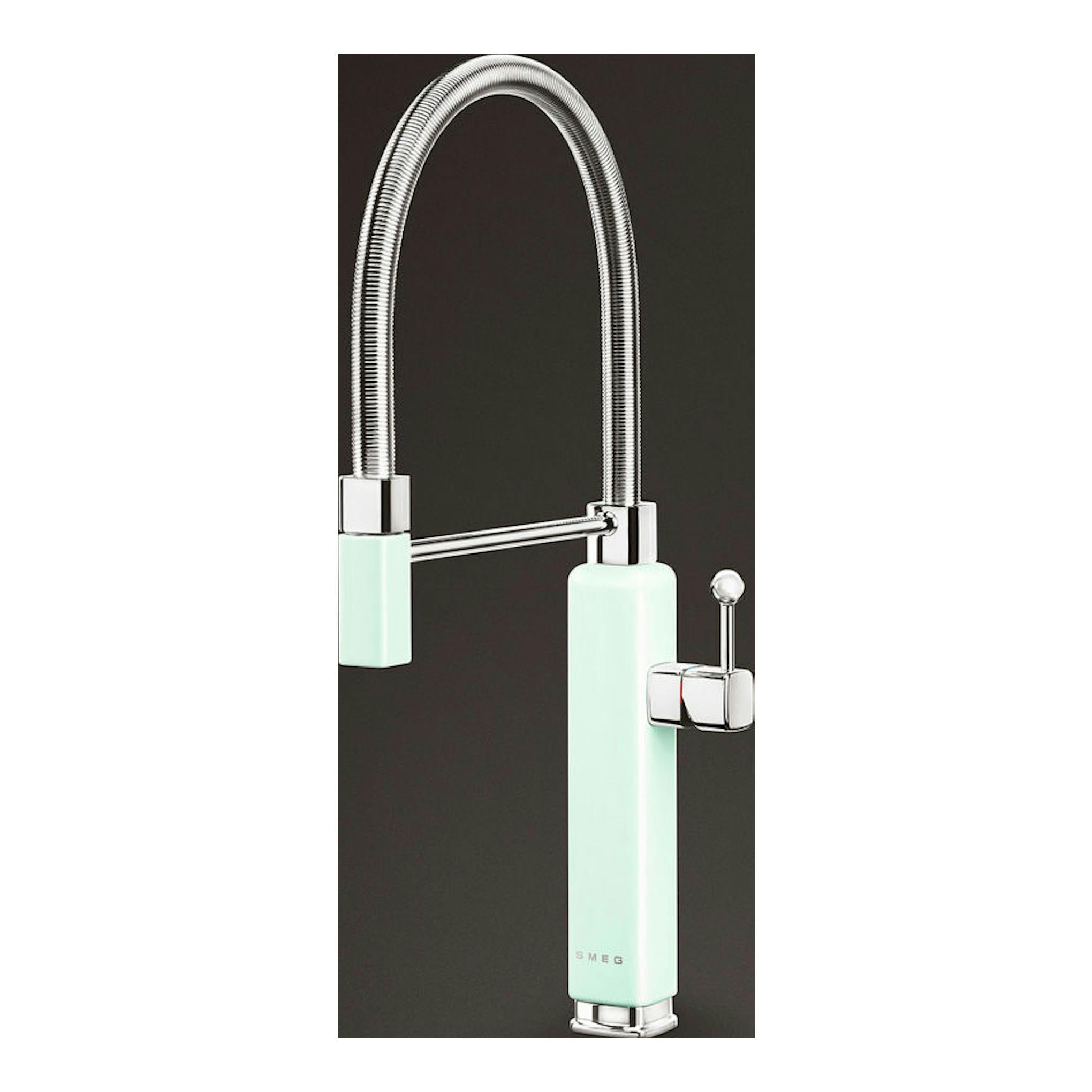 Grifo de cocina Smeg MDF50PG verde menta, vista frontal, con caño flexible cromado y mando lateral.