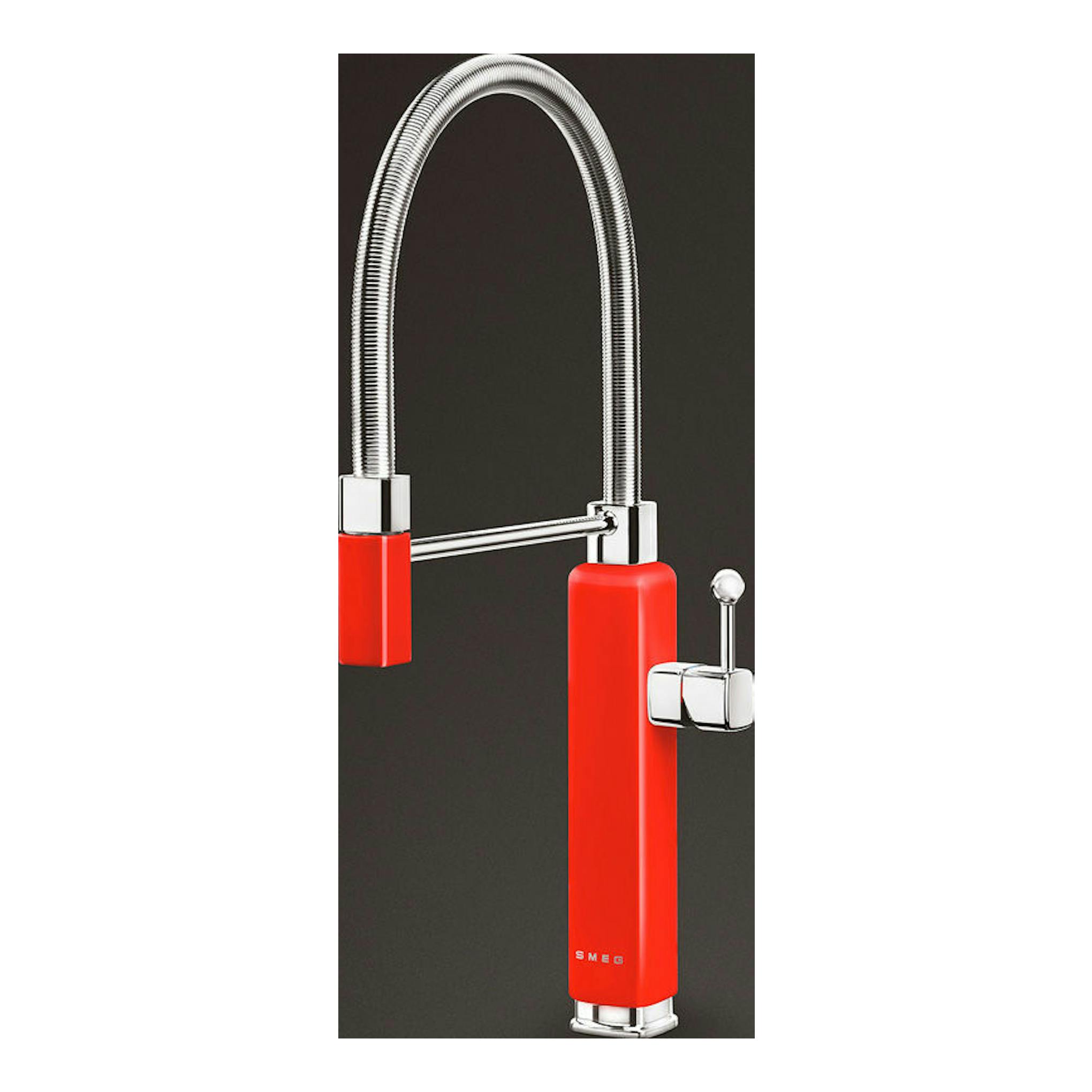 Grifo de cocina Smeg MDF50RD rojo, con caño flexible cromado y palanca lateral, vista frontal.