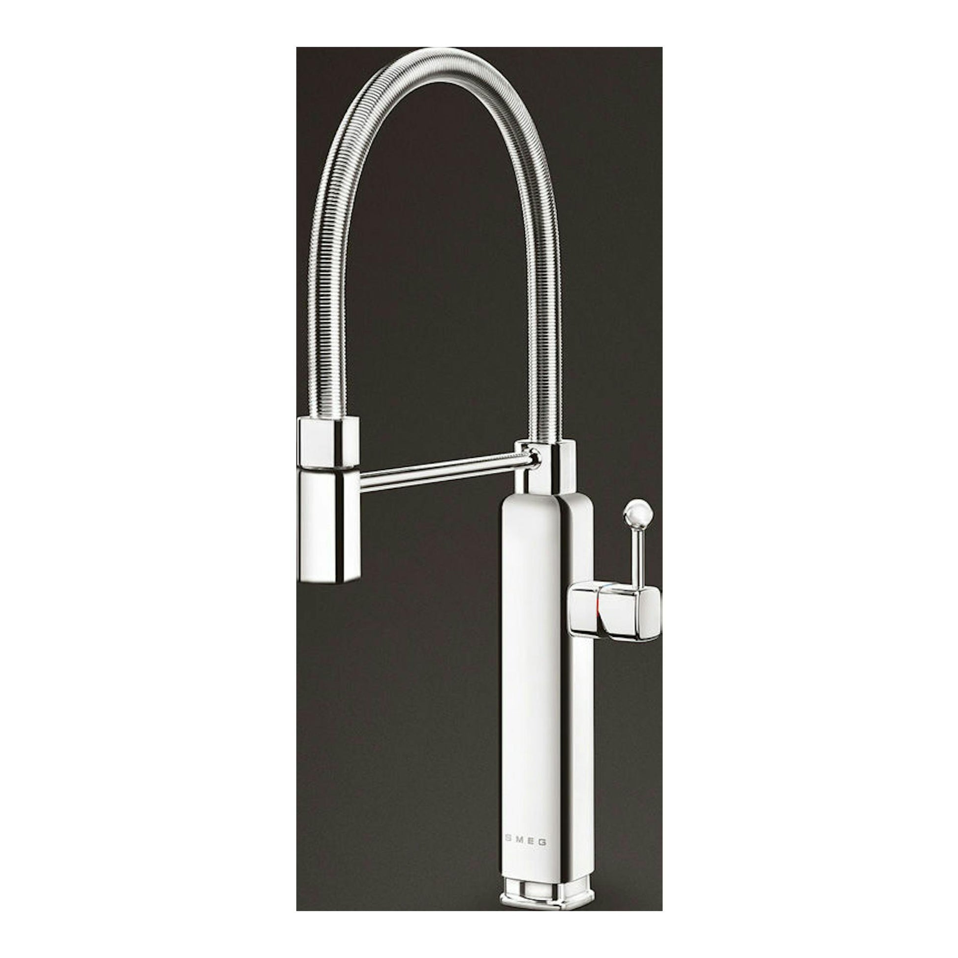 Grifo de cocina Smeg MDF50SS cromado, de vista frontal, con caño flexible alto y palanca lateral.