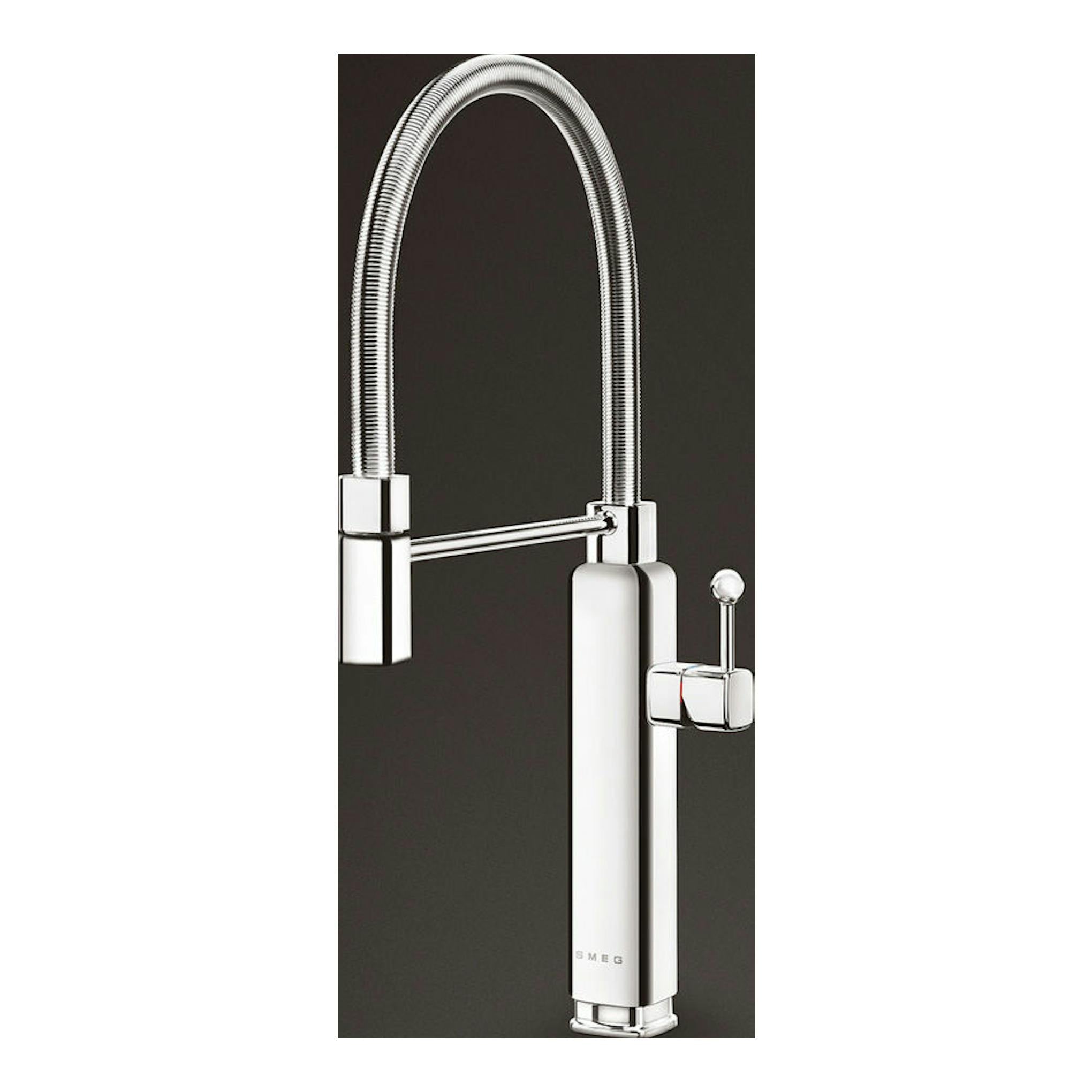 Grifo de cocina Smeg MDF50SS cromado, de vista frontal, con caño flexible alto y palanca lateral.