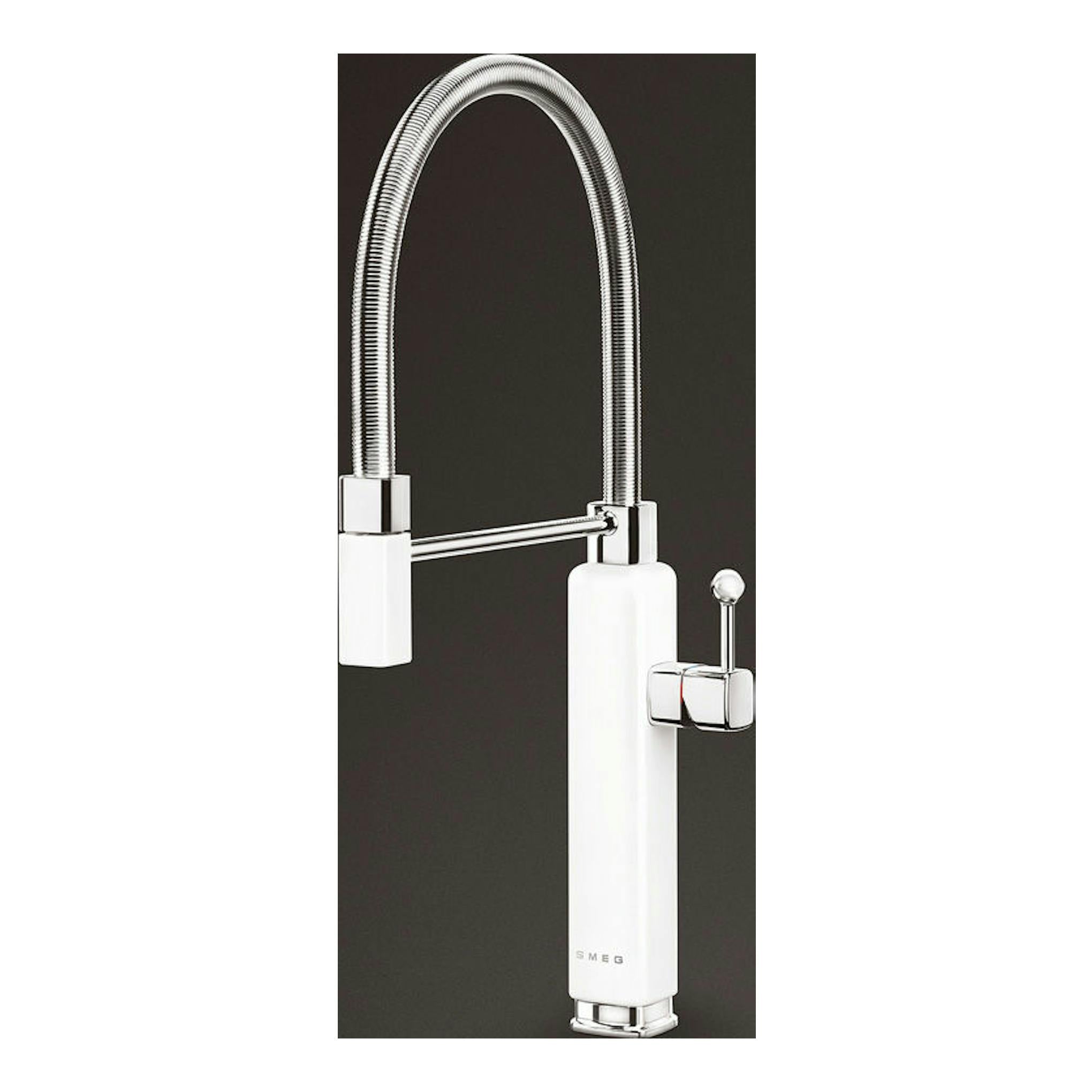 Grifo de cocina Smeg MDF50WH blanco, vista frontal, cuello flexible cromado y palanca lateral.