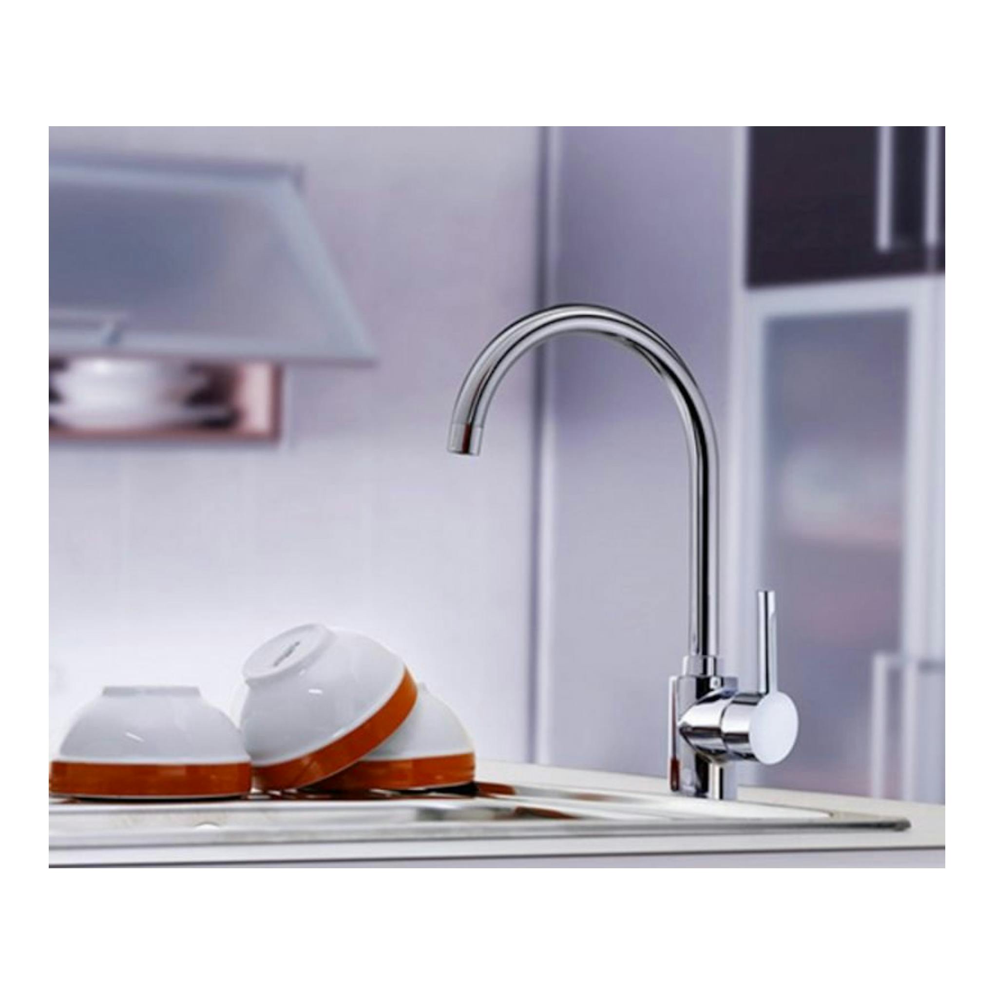 Grifo de cocina Teka ARK 915 cromado, vista frontal, con caño alto curvo y mando lateral junto al fregadero.
