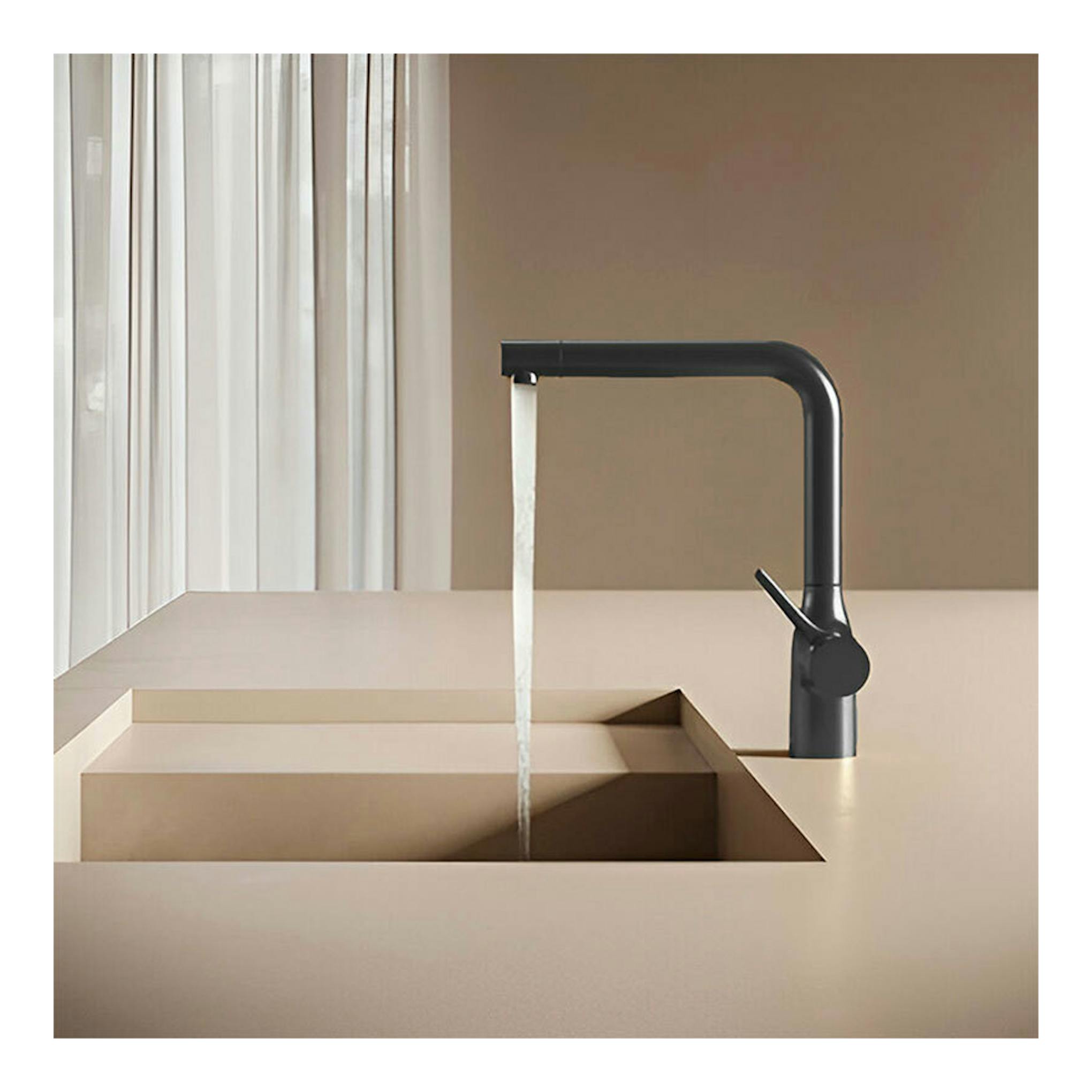 Grifo Poalgi Nobili CU128113BM negro mate, vista frontal-lateral sobre encimera beige, con agua en flujo.