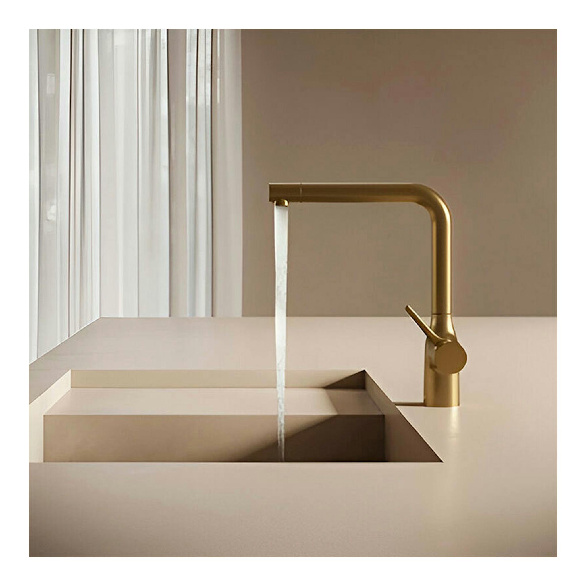 Grifo Poalgi Nobili CU128113GTP ámbar cepillado, vista lateral sobre lavabo con agua corriendo.