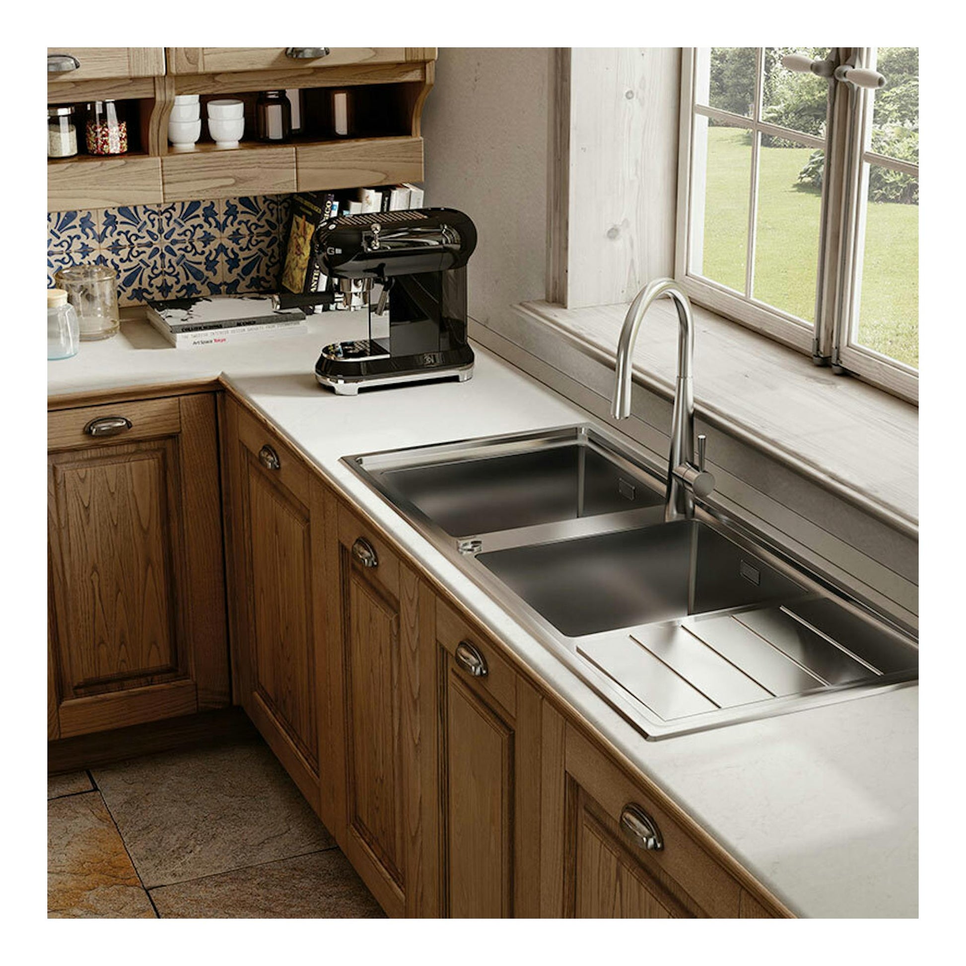 Grifo Smeg MD14CR cromado, de caño alto curvo, junto a fregadero doble en cocina.